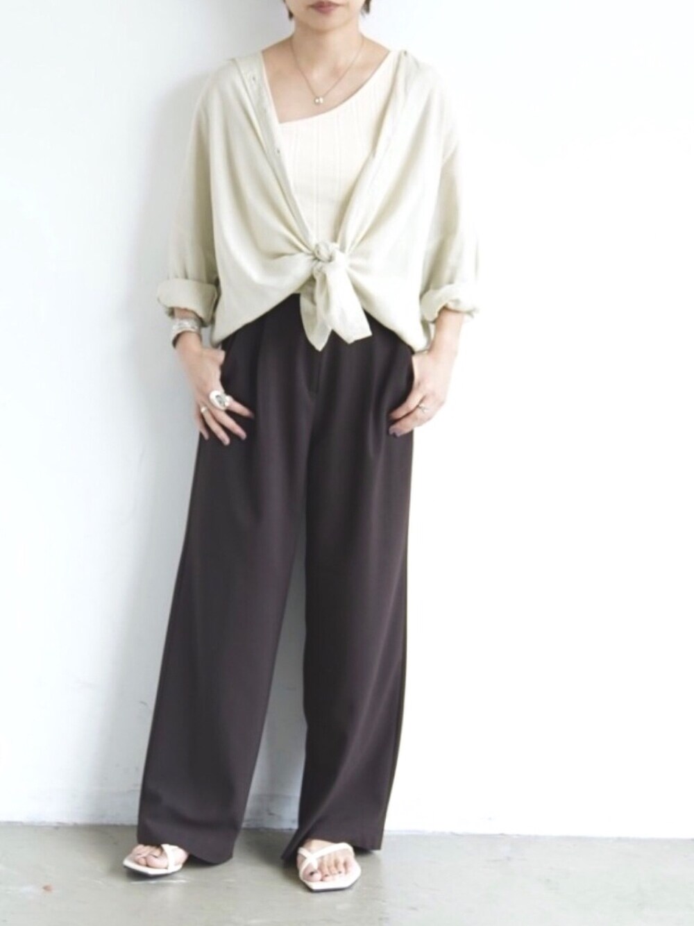 「シンプル、ベージュ、ワイドパンツ、ブラウン、ootd、シャツスタイル、おしゃれさんと繋がりたい」｜「Aunt Marie'sのAUNT MARIE'S コットンリネンBIGシャツ（シャツ/ブラウス、ベージュ系）」を使った、chi☺︎さん（レディース・160cm）の夏コーディネートの1枚目の写真
