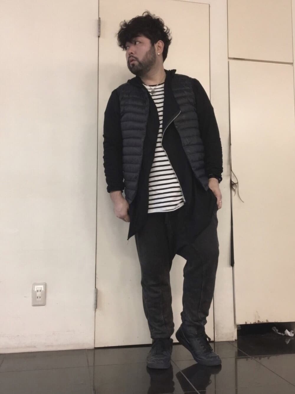 「シンプルコーデ、黒、シンプル、ゆるコーデ、レイヤードスタイル、デブでもオシャレ、春コーデ、冬、デブでもヘアメイクアップアーティストやで、髭野郎コーデ」｜「UNIQLOのアイテム（ダウンベスト、ブラック系）」を使った、Tomohiro.Yoshi1さん（メンズ・173cm）の冬コーディネートの1枚目の写真