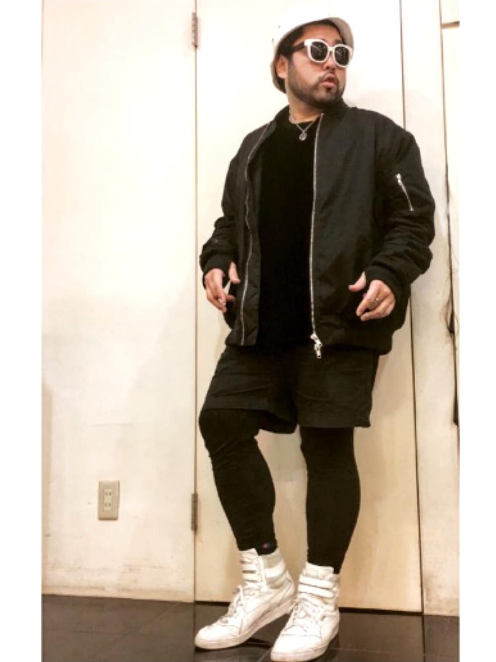 「Mr.Babe、デブでもオシャレ、ポチャイリッシュ、ポチャメン、髭野郎コーデ、美ぽちゃ、モノトーン、春コーデ、休日スタイル、オトナカジュアル」｜「貰い物のアイテム（サングラス、ホワイト系）」を使った、Tomohiro.Yoshi1さん（メンズ・173cm）の春コーディネートの1枚目の写真