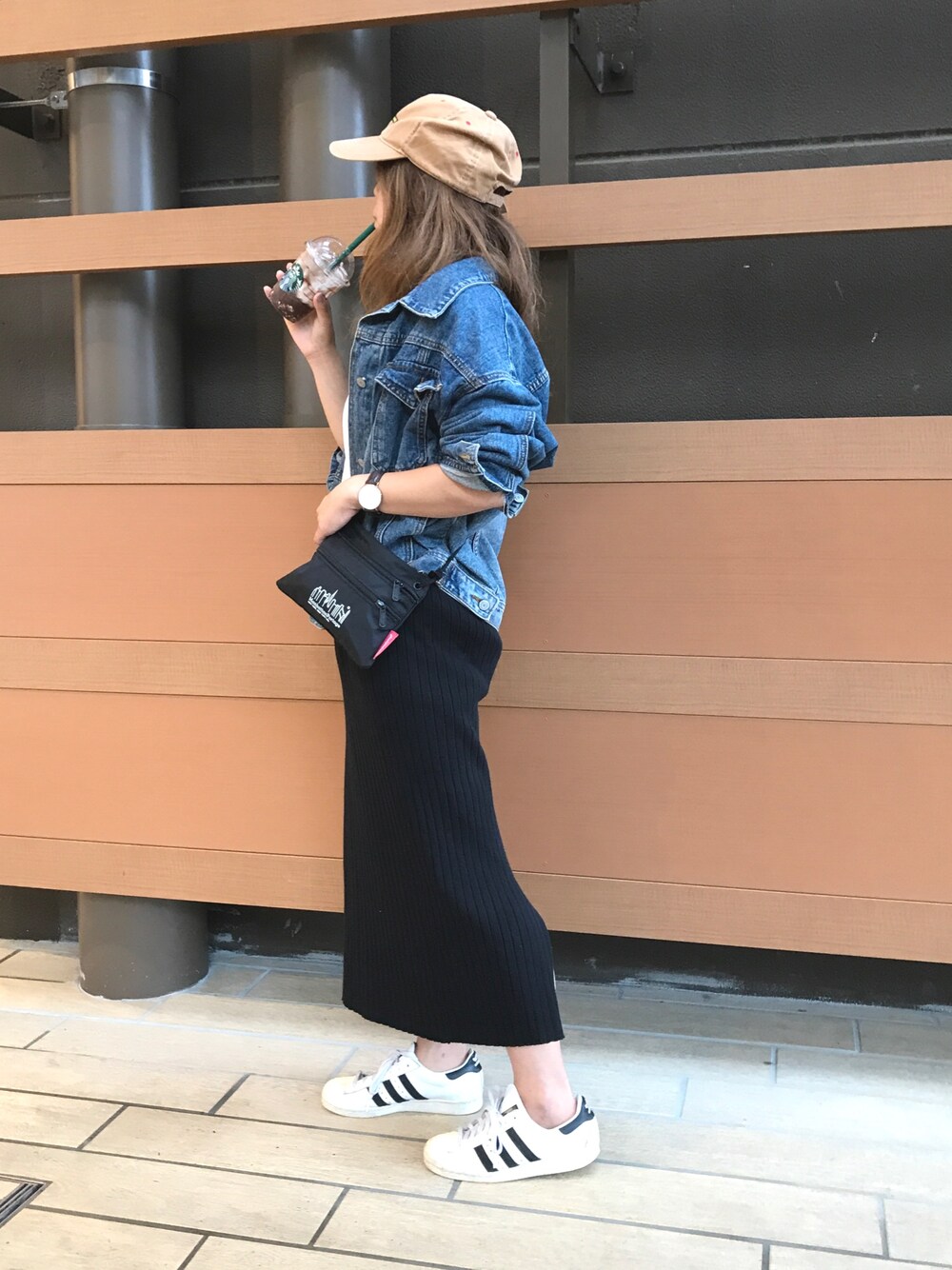 「秋のコーデ、白Tシャツ、カジュアルコーデ、オトナカジュアル、キャップ、ペンシルスカート、サコッシュ、Gジャン、adidas、デニム」｜「GREEN BOWLのGREEN BOWL Baseball Cap/グリーンボウルベースボールキャップ（キャップ、ブラウン系）」を使った、Rabi*さん（レディース・158cm）の夏コーディネートの1枚目の写真