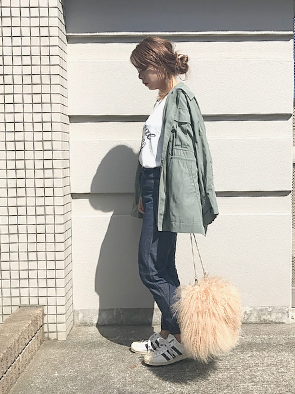 「シンプルコーデ、カジュアル、秋、ママコーデ、ファー、ファーバッグ、adidas、ハイウエスト」｜「BARNYARDSTORMのBARNYARDSTORM / ミリタリーブルゾン（ブルゾン、グリーン系）」を使った、Rabi*さん（レディース・158cm）の秋コーディネートの1枚目の写真