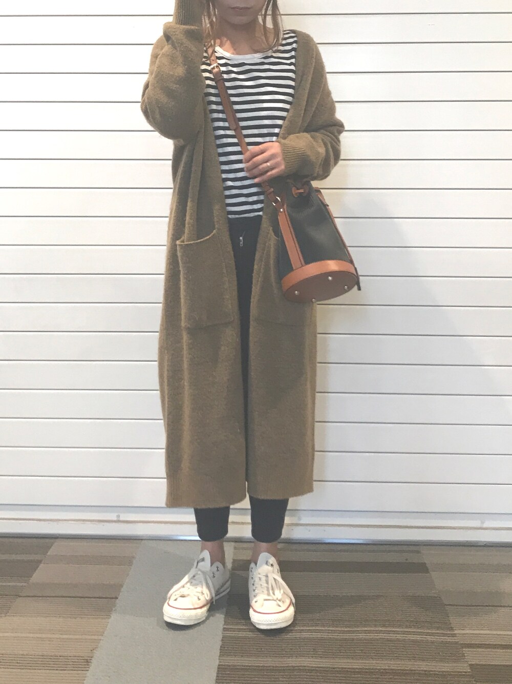 「カジュアル、シンプル、秋のコーデ、ロングカーディガン、秋、大人カジュアル、ニット、ショルダーバッグ、ボーダー、converse」｜「Samansa Mos2の天竺ボーダーカットソー（Tシャツ/カットソー、ホワイト系）」を使った、Rabi*さん（レディース・158cm）の秋コーディネートの1枚目の写真
