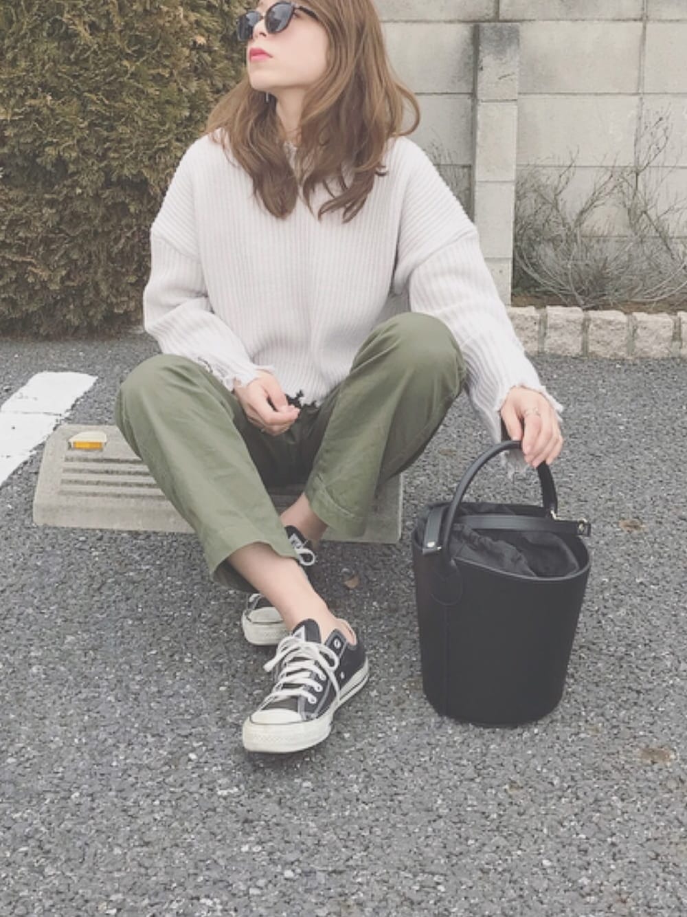 「大人カジュアル、春、パンツスタイル、ベイカーパンツ、カーキ、ニット、ママコーデ、コンバース」｜「JEANASISの5Gクラッシュショートプルオーバー/772857（ニット/セーター、ベージュ系）」を使った、Rabi*さん（レディース・158cm）の冬コーディネートの1枚目の写真