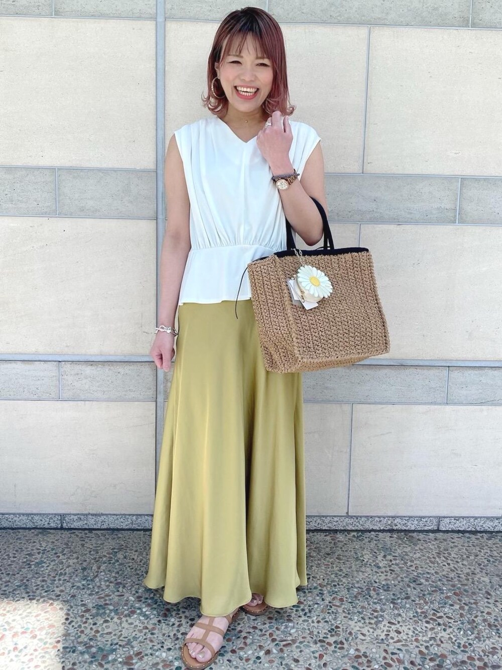 ホワイト系のカーディガン/ボレロ、イエロー系のスカート、ホワイト系のTシャツ/カットソーを着用したレディースの春コーディネートの1枚目の写真