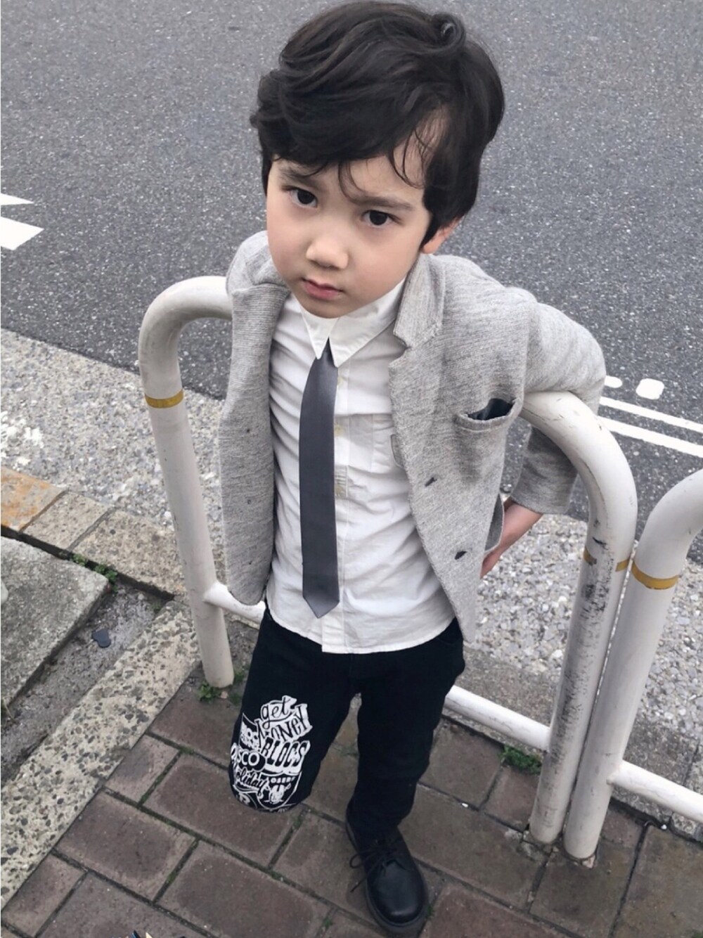 「謝恩会、キッズコーデ、キッズファッション、春コーデ、ジャケットスタイル、キッズ、ＢＬＯＣ、フォーマル、男の子」｜「BLOCのアイテム（ネクタイ、シルバー系）」を使った、Mさん（キッズ・110cm）の春コーディネートの1枚目の写真