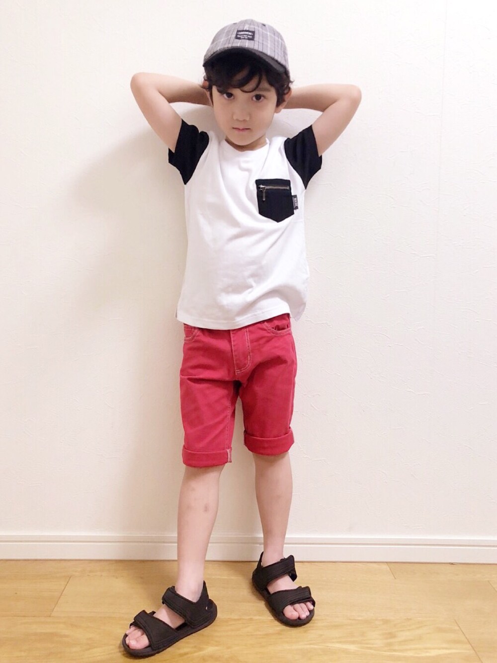 「キッズファッション、男の子コーデ、シンプル、キャップ、白Tシャツ、カジュアル、ワスク、WASK、サンダルフェス2018」｜「WASKのWASK/天竺袖配色ナンバーTシャツ(110cm～130cm)（Tシャツ/カットソー、ホワイト系）」を使った、Mさん（キッズ・110cm）の夏コーディネートの1枚目の写真