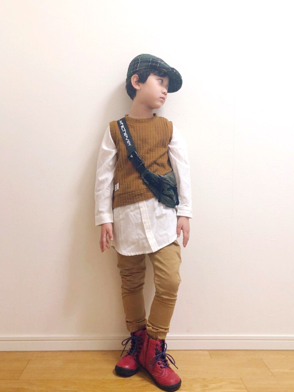 ブラウン系のトップス、ベージュ系のパンツ、イエロー系のショルダーバッグを着用したキッズの秋コーディネートの1枚目の写真