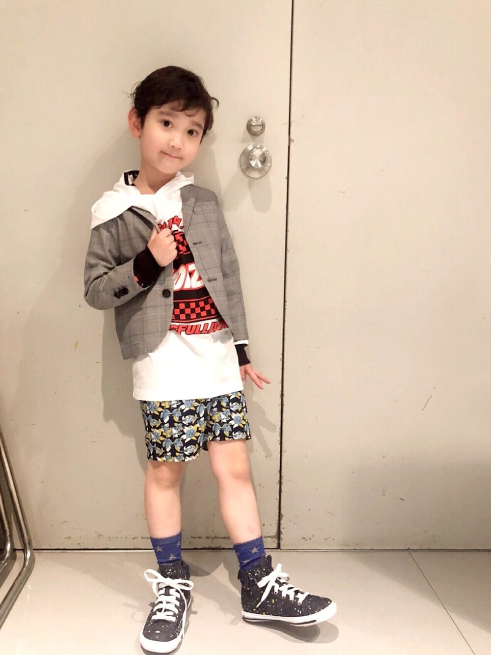 「男の子コーデ、ジャケット、ディーゼル、春コーデ、イーストエンドハイランダーズ、撮影、柄パンツ、ボタニカル柄、小学生、キッズファッション」｜「EAST END HIGHLANDERSのアイテム（ジャケット/アウター、グレー系）」を使った、Mさん（キッズ・120cm）の春コーディネートの1枚目の写真