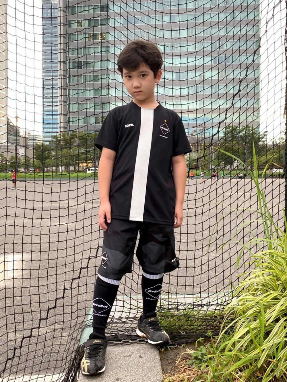 「キッズファッション、fcrealbristol、FCRB、サッカー、スポーツ、小学生、男の子、キッズコーデ、ゲームシャツ、ユニフォーム」｜「F.C.Real Bristol for KidsのGAME SHIRT（Tシャツ/カットソー、ブラック系）」を使った、Mさん（キッズ・127cm）の秋コーディネートの1枚目の写真