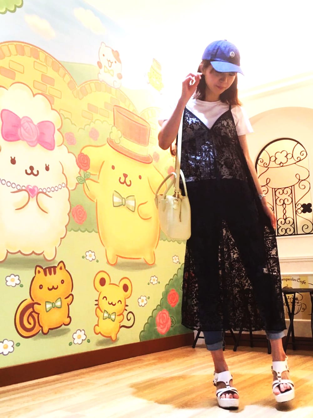 「ポムポムプリンカフェ、ポイントカラー、ポイントカラーはイエロー、大人カジュアル、シンプルコーデ、レースワンピース、キャップ、ソトハネ」｜「BEN DAVISのＢＥＮＳワンポイントローキャップ　ＬＯＷＣＡＰ／ベンデイビス／BEN_DAVIS／フラッシュリポート／ＦＬＡＳＨＲＥＰＯＲＴ（キャップ、ブルー系）」を使った、ゆいさん（レディース・161cm）の春コーディネートの1枚目の写真