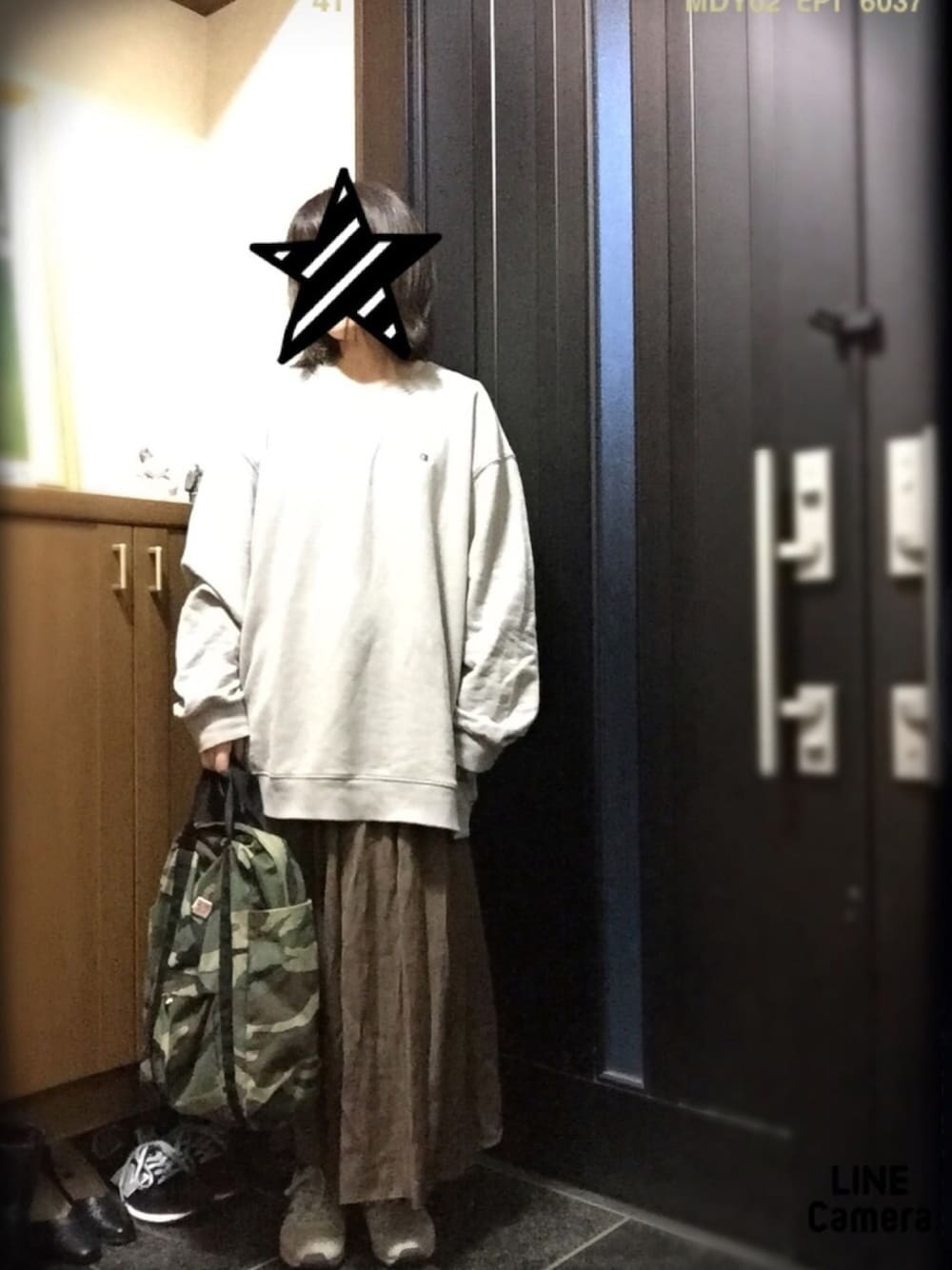 「アースカラー、カジュアルコーデ、オーバーサイズ、ワントーンコーデ、カモフラ柄、ビッグシルエット、スウェットトップス」｜「Championの＜Champion/チャンピオン＞別注ドロップショルダースウェットクルー/768120（スウェット、ベージュ系）」を使った、きゃみさん（レディース・154cm）の春コーディネートの1枚目の写真
