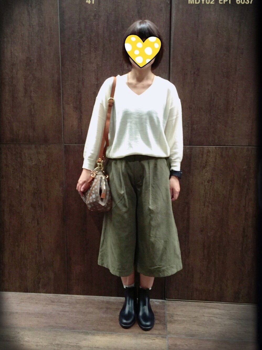 「ガウチョ、白ニット、ホワイトニット、カーキ×ホワイト、カーキパンツ、Vネックニット、ショルダーバッグ、ボストンバッグ、サイトゴアブーツ」｜「russetのレザーパイピングミニボストンバッグ【business】（ボストンバッグ、ベージュ系）」を使った、きゃみさん（レディース・155cm）の秋コーディネートの1枚目の写真