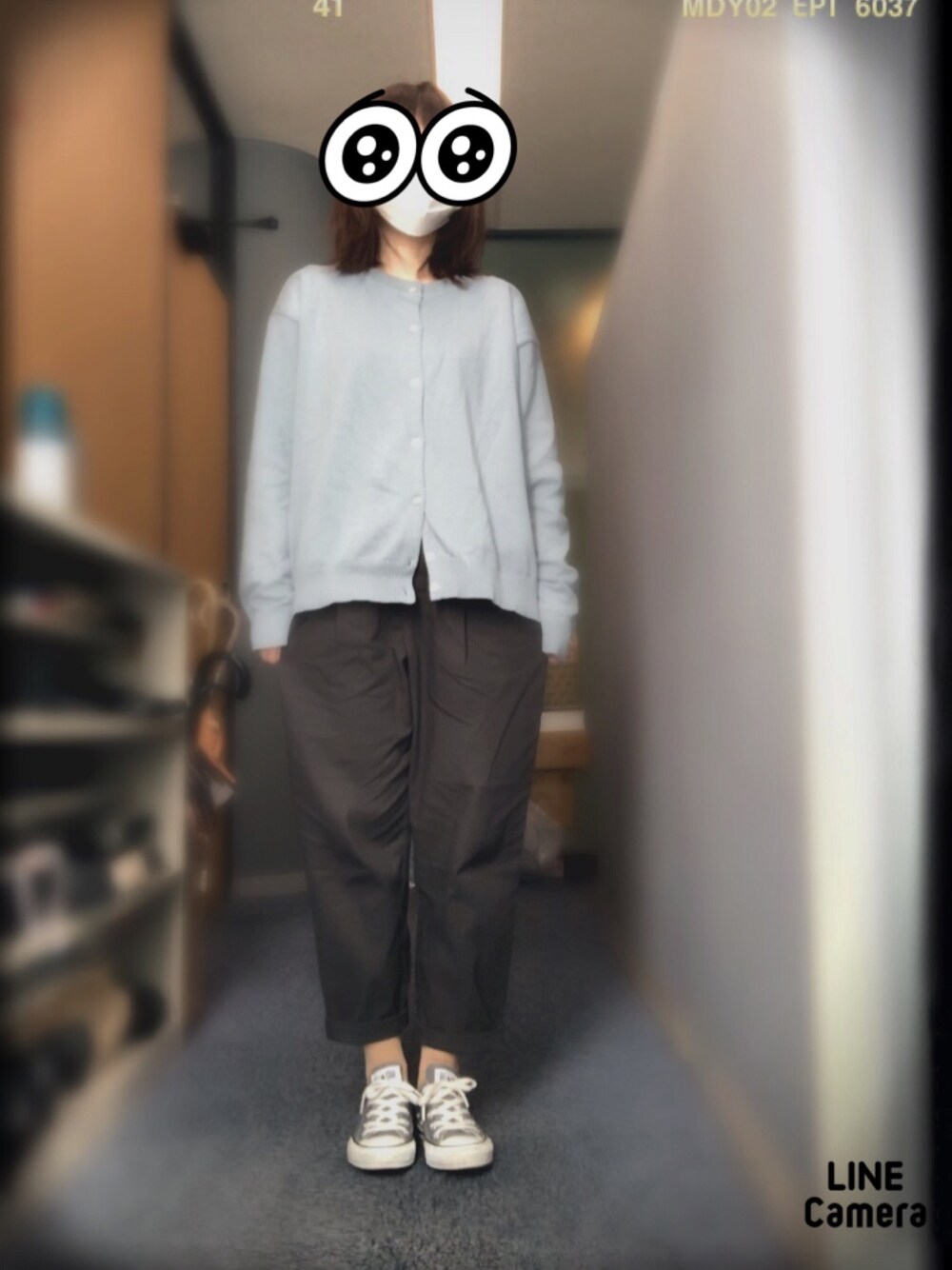 「カーディガン、スモーキーカラー、スモークブルー、スモークブルー×グレー、ゆるコーデ、コンバース」｜「CRAFT STANDARD BOUTIQUEの《ウォッシャブル仕様》クルーネックニットカーディガン●（カーディガン/ボレロ、ブルー系）」を使った、きゃみさん（レディース・154cm）の春コーディネートの1枚目の写真