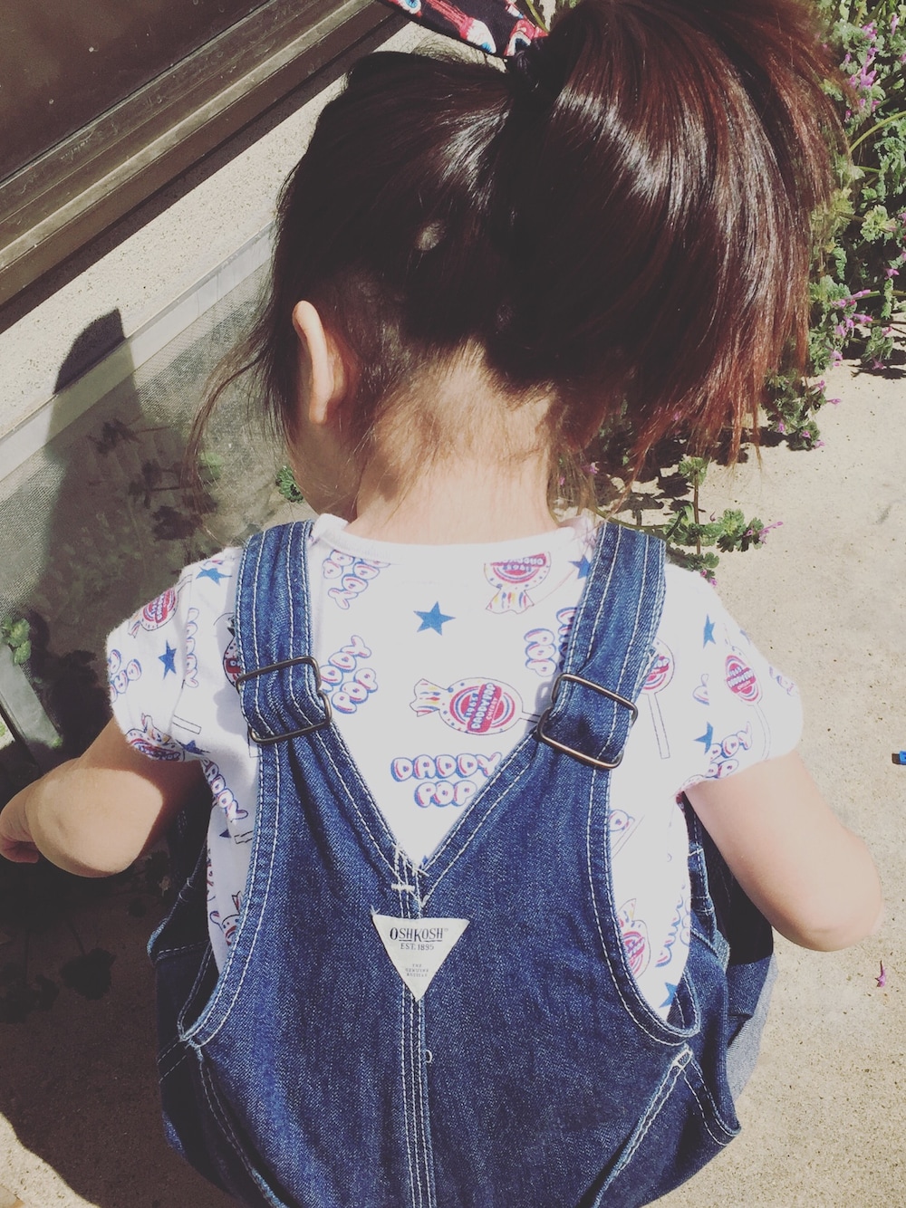「daddy oh daddy、オシュコシュ、2歳、ポニーテール、キャンディー」｜「daddyohdaddyのアイテム（Tシャツ/カットソー、ホワイト系）」を使った、daniel05170621さん（キッズ・90cm）の春コーディネートの1枚目の写真