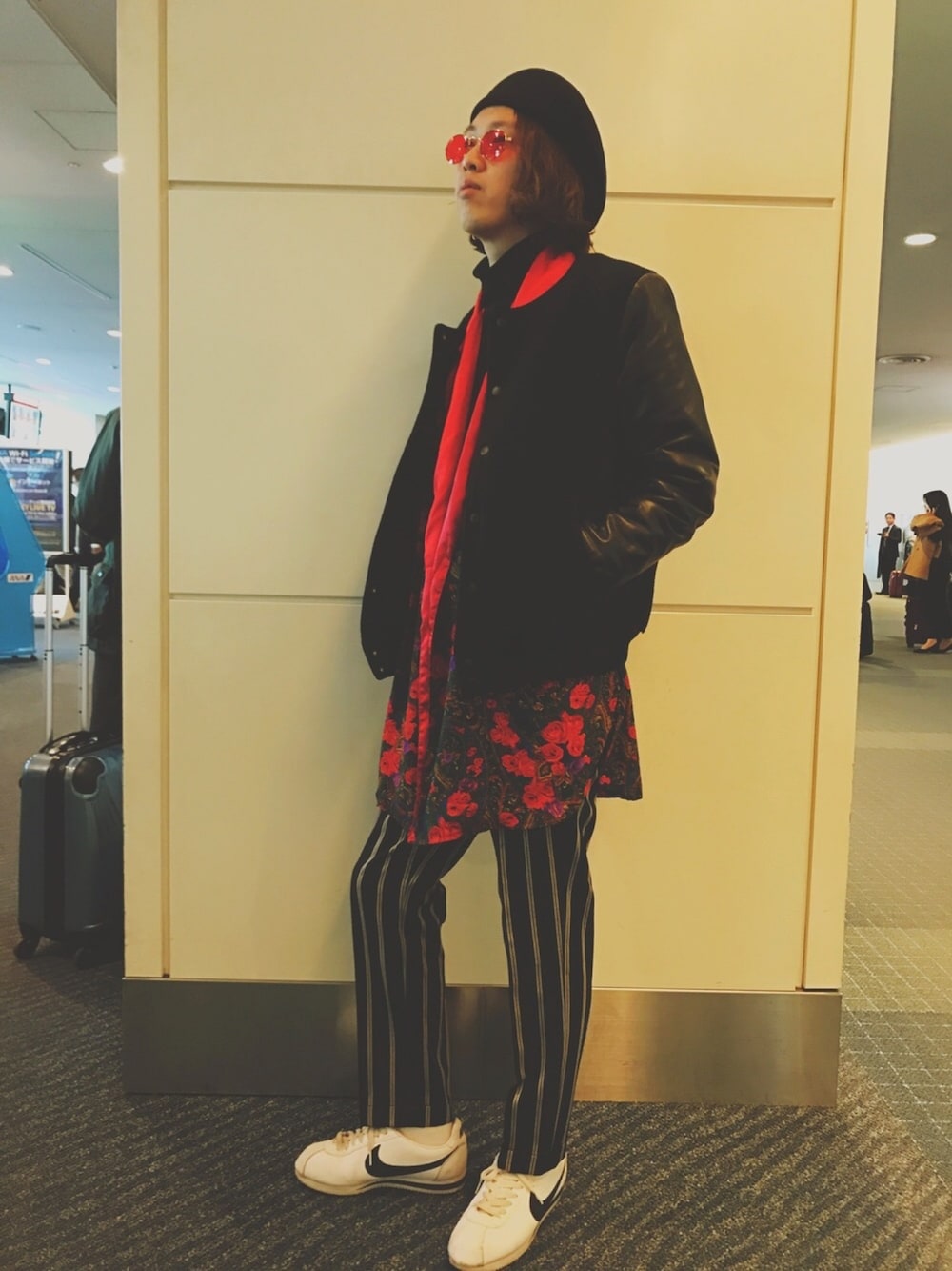 「ロック、HARE、花柄、羽織り」｜「HAREのノーカラースタジャン(HARE)（ブルゾン、ブラック系）」を使った、nabeltdさん（メンズ・170cm）の春コーディネートの1枚目の写真