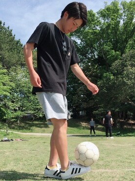 「UNIQLO（ユニクロ）のカウズ×ピーナッツグラフィックT（半袖）（Tシャツ/カットソー、ブラック系）」を使った、日耀さん（メンズ・170cm）の春コーディネート