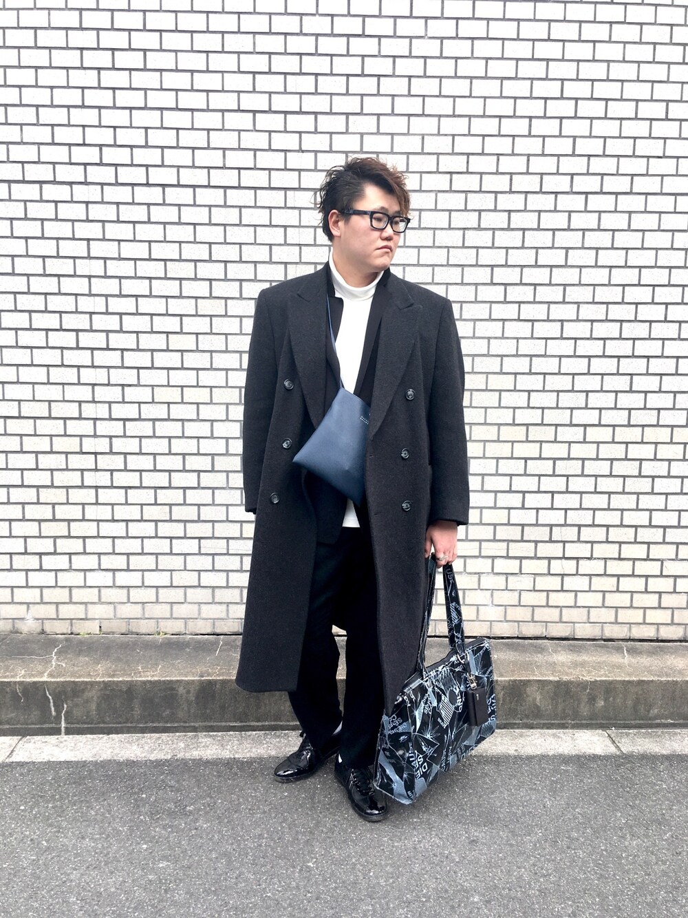 「おしゃれさんと繋がりたい、大人コーデ、ロングコート、タートルネック、古着コーデ、冬コーデ、ジャーマントレーナー、ユニクロ」｜「DIESELのアイテム（トートバッグ、ブラック系）」を使った、ダンボー@さん（メンズ・182cm）の冬コーディネートの1枚目の写真