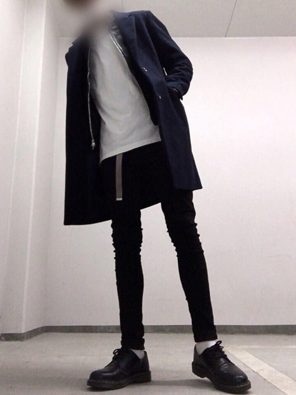 ブルー系のチェスターコート、ホワイト系のTシャツ/カットソー、ブラック系のデニムパンツを着用したメンズの冬コーディネートの1枚目の写真