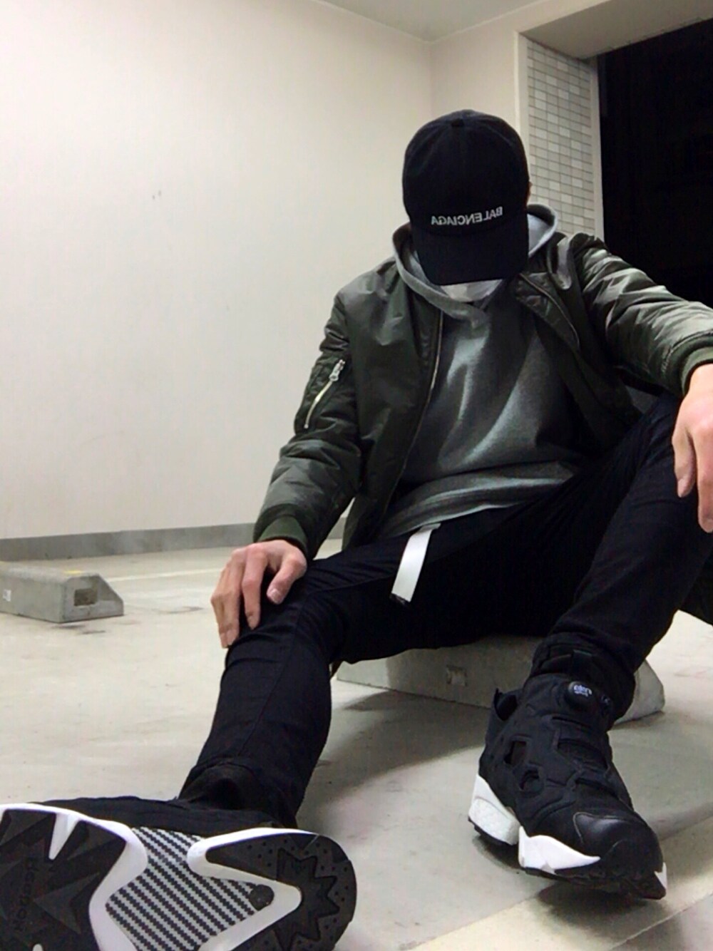 「キャップ、MA-1、パーカー、ガチャベルト、黒スキニー、黒靴下、スニーカー、ストリート、Instagram tsubasa9218」｜「BALENCIAGAのアイテム（キャップ、ブラック系）」を使った、tsubasaさん（メンズ・177cm）の冬コーディネートの1枚目の写真