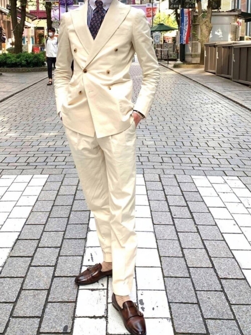 「夏コーデ、クラシック、スーツスタイル、ダブルブレスト、larusmiani、ピンホールカラー、ダブルモンク、ホワイト、コットンスーツ、イタリア」｜「TISSOTの[ティソ] TISSOT ヘリテージ バナナ センテナリー クォーツ ゴールド文字盤 ブラウンレザー（アナログ腕時計、ゴールド系）」を使った、U★さん（メンズ・175cm）の夏コーディネートの1枚目の写真