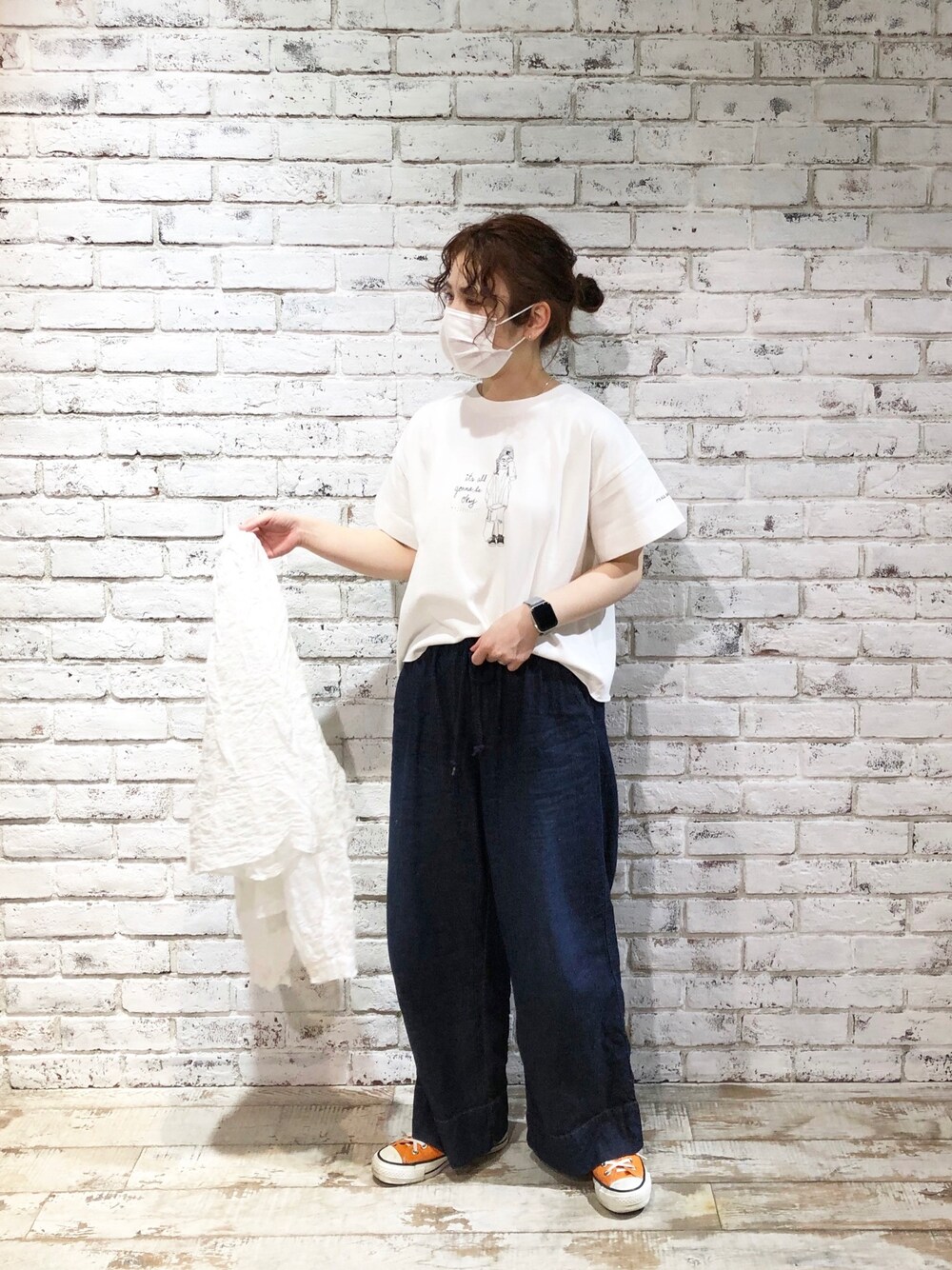 ホワイト系のTシャツ/カットソー、ブルー系のデニムパンツ、ホワイト系のシャツ/ブラウスを着用したレディースの春コーディネートの1枚目の写真