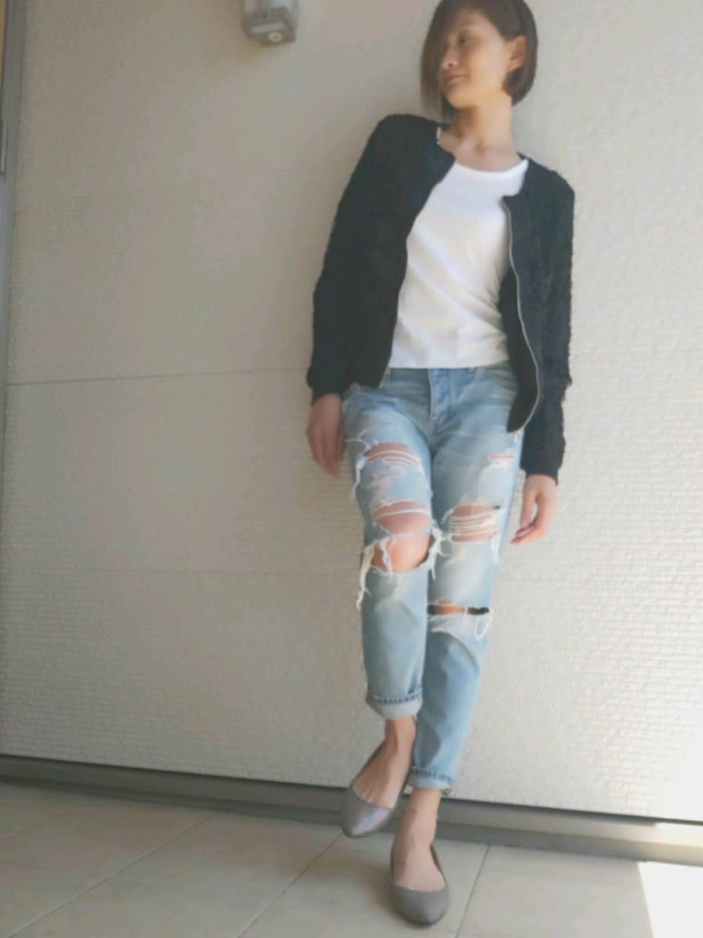 「ダメージデニムパンツ、アメリカンイーグル、AEO、レースジャケット、antiqua、American Eagle、ちょっとおでかけ、白Tシャツ、アズールバイマウジー(AZUL by moussy)、tomgirl」｜「antiquaのレースジャケット（ブルゾン、ブラック系）」を使った、yu*さん（レディース・170cm）の春コーディネートの1枚目の写真