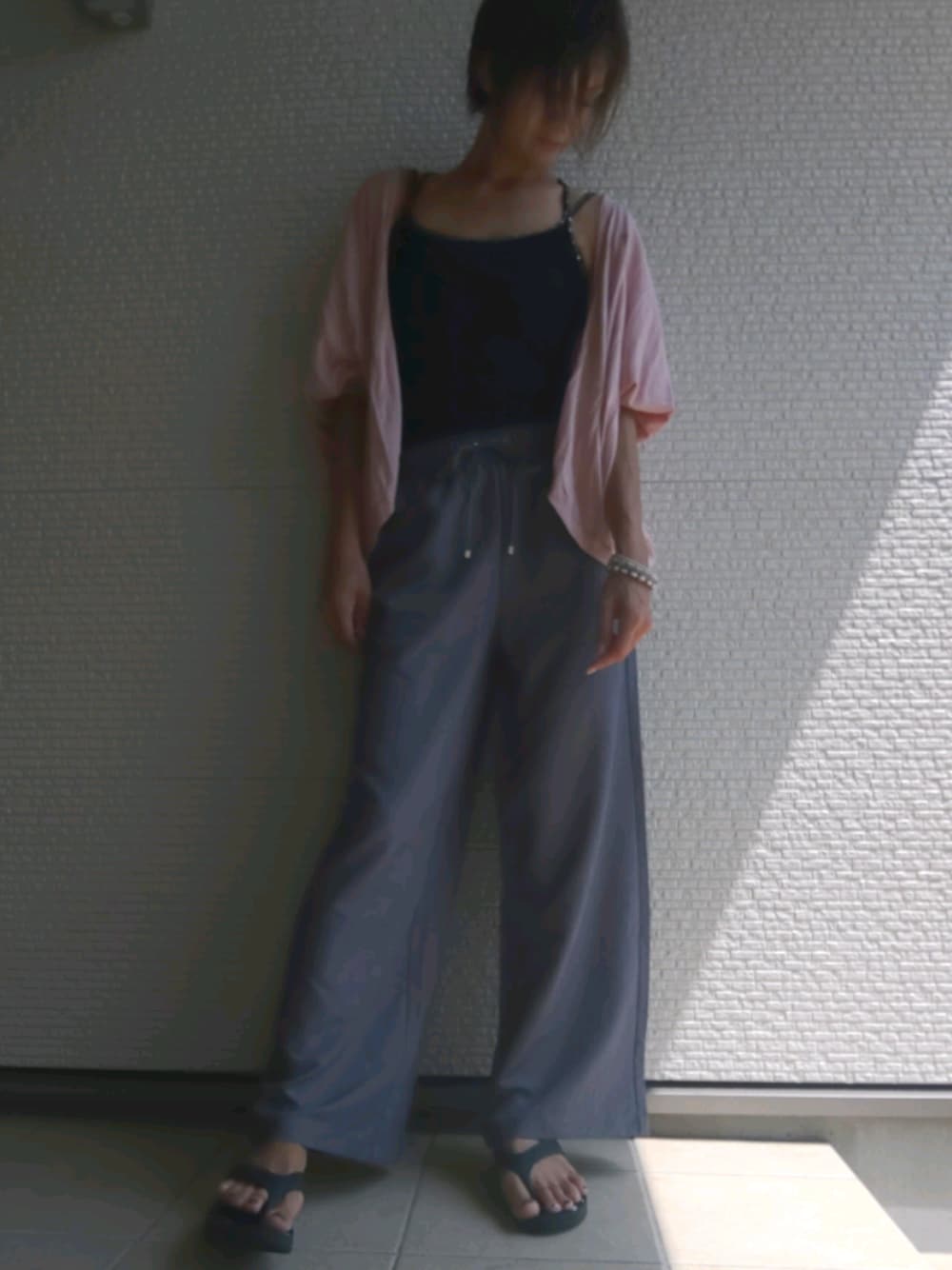 「ドローストリングパンツ、ワイドパンツ、GU、だらだら、ドロストパンツ、残暑、キャミソール、グレー×ピンク、映画コーデ」｜「GUのアイテム（パンツ、ブラウン系）」を使った、yu*さん（レディース・170cm）の夏コーディネートの1枚目の写真