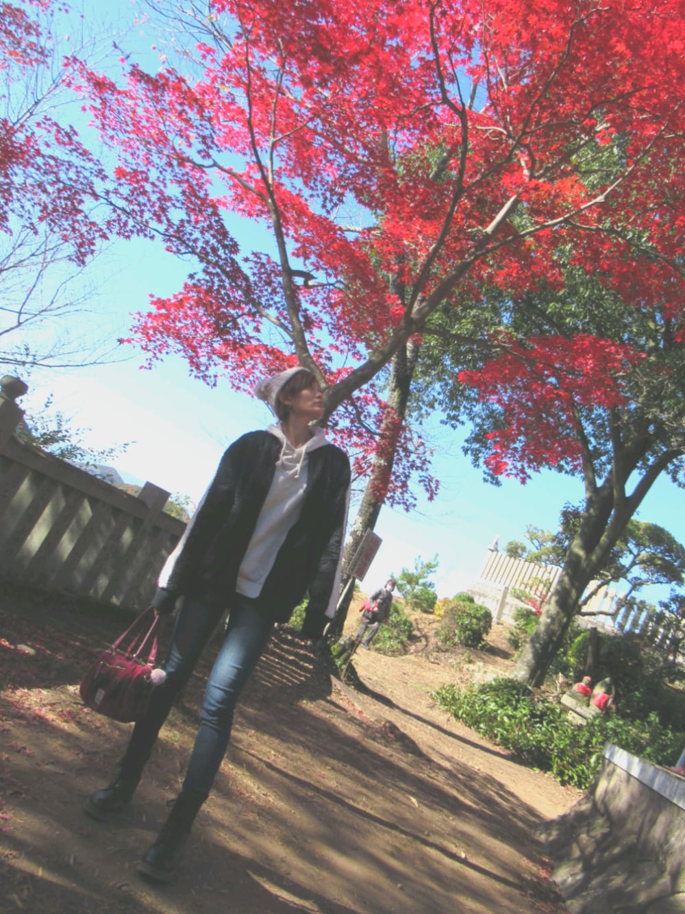 ブラック系のブルゾン、ホワイト系のパーカー、ブラック系のブーツを着用したレディースの秋コーディネートの1枚目の写真