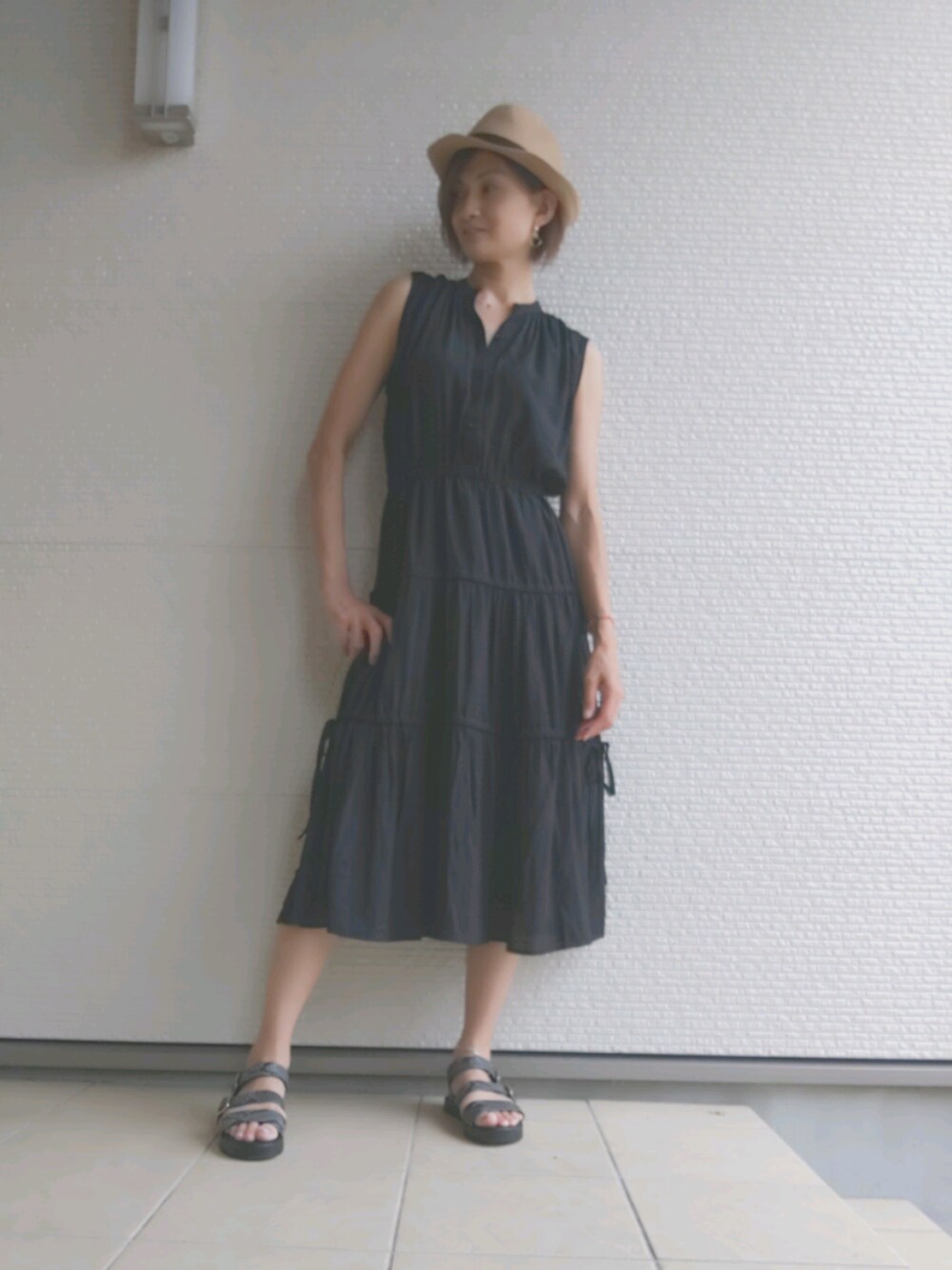 「パイソン柄、パイソンサンダル、黒ワンピ、ワンピース、ハットコーデ、ハット、しまむら、全身しまむら」｜「しまむらのアイテム（ワンピース/ドレス、ブラック系）」を使った、yu*さん（レディース・170cm）の夏コーディネートの1枚目の写真