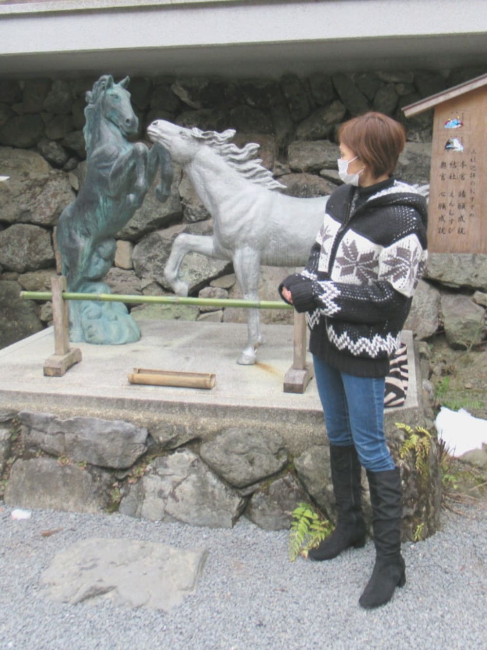 「貴船神社、アズールバイマウジー(AZUL by moussy)、カウチンニット、冬の京都、デニム×ブーツ、ロングブーツ、ロングブーツコーデ」｜「AZUL by moussyのアイテム（ジャケット/アウター、ブラック系）」を使った、yu*さん（レディース・170cm）の春コーディネートの1枚目の写真