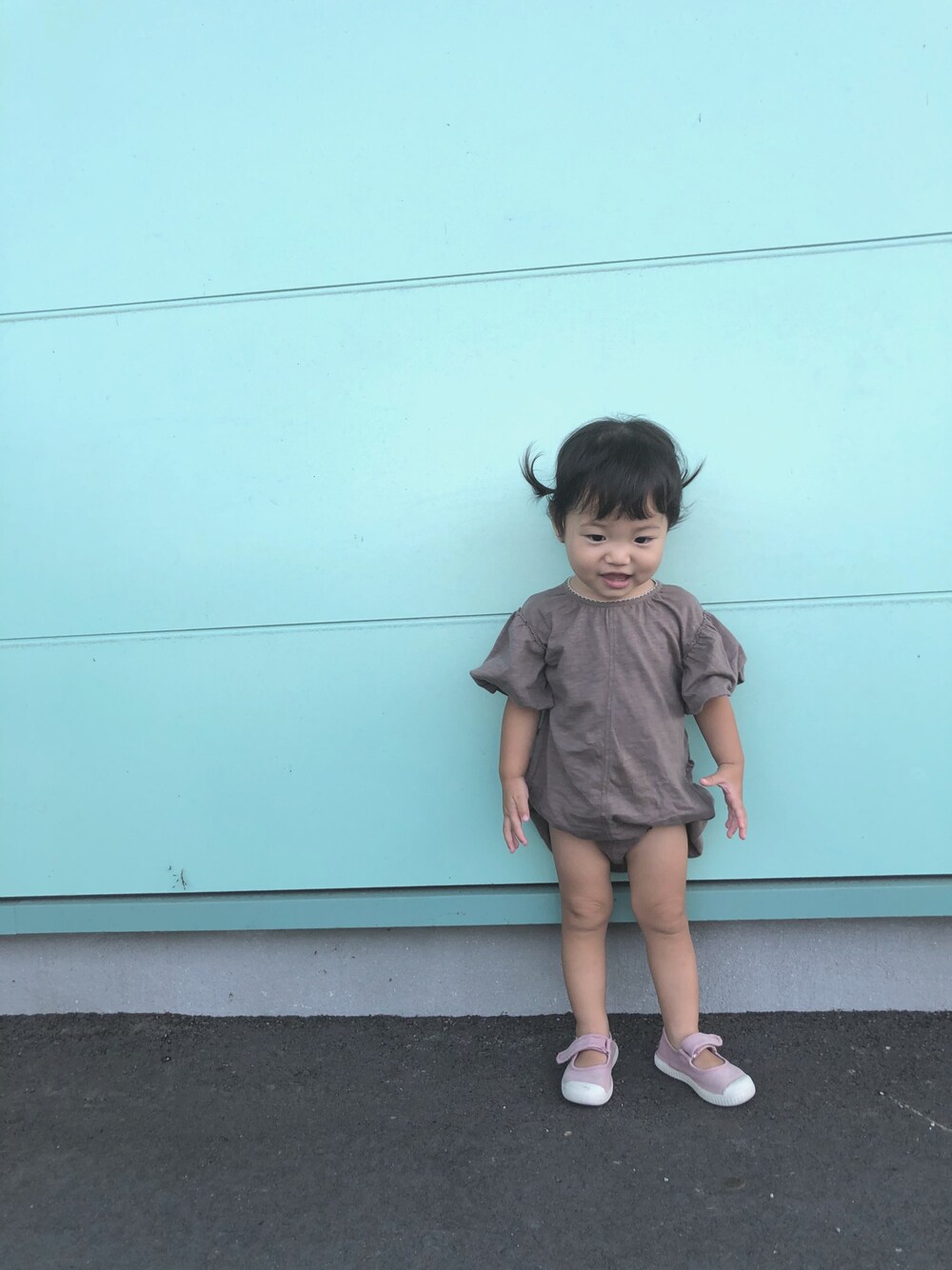 「パフスリーブ、くすみカラー、ブラウン、ロンパース、ベビーコーデ、カジュアルコーデ、シンプルコーデ、1歳、えまたん、ootd」｜「ZARA KIDSのアイテム（ロンパース、ブラウン系）」を使った、kanwill44さん（キッズ・80cm）の夏コーディネートの1枚目の写真