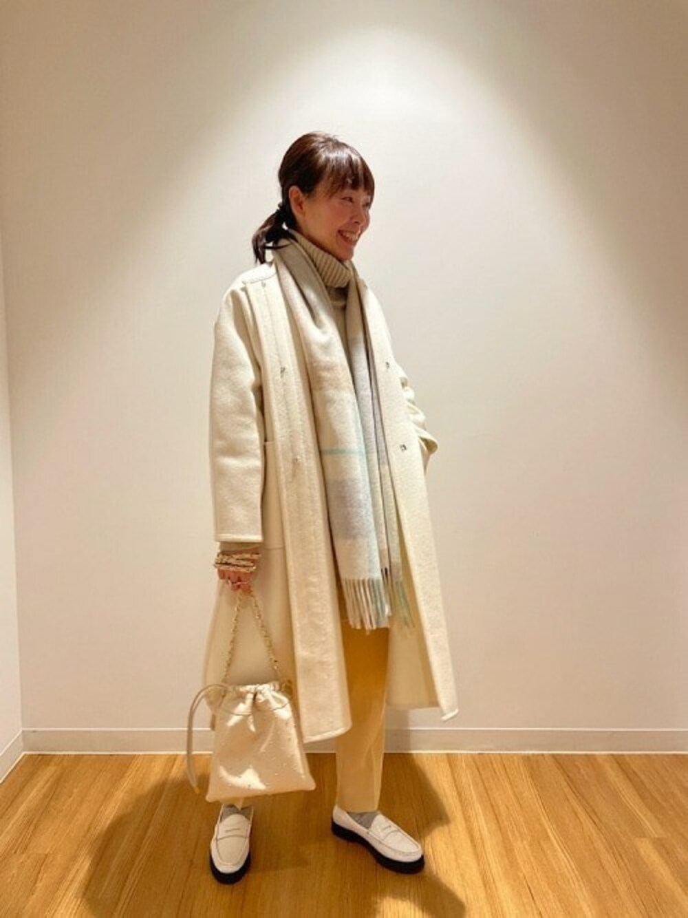 「テーパードパンツ、ワントーンコーデ、タートルネック、チュニック、ホワイトコーデ」｜「SHIPSのタートルチュニックプルオーバー◆（ニット/セーター、ベージュ系）」を使った、木下さん（レディース・163cm）の冬コーディネートの1枚目の写真