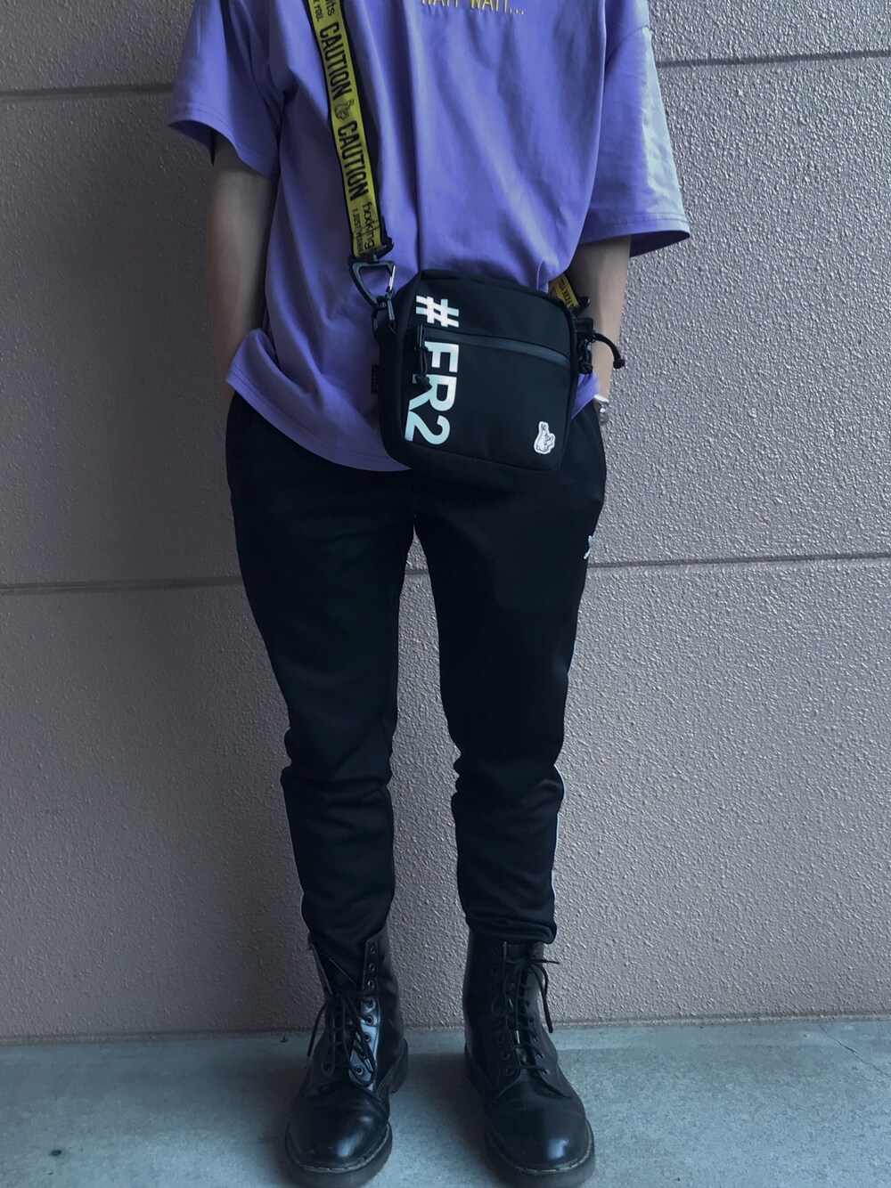 「いいね、save、フォローお願いします🤑、ブラック、いいね返し、サコッシュ、革靴、Dr.Martens、FR2、韓国ブランド、ラインパンツ、adidas」｜「adidasのトラックパンツ [SST TRACK PANTS] アディダスオリジナルス（スウェットパンツ、ブラック系）」を使った、Nさん（メンズ・164cm）の夏コーディネートの1枚目の写真