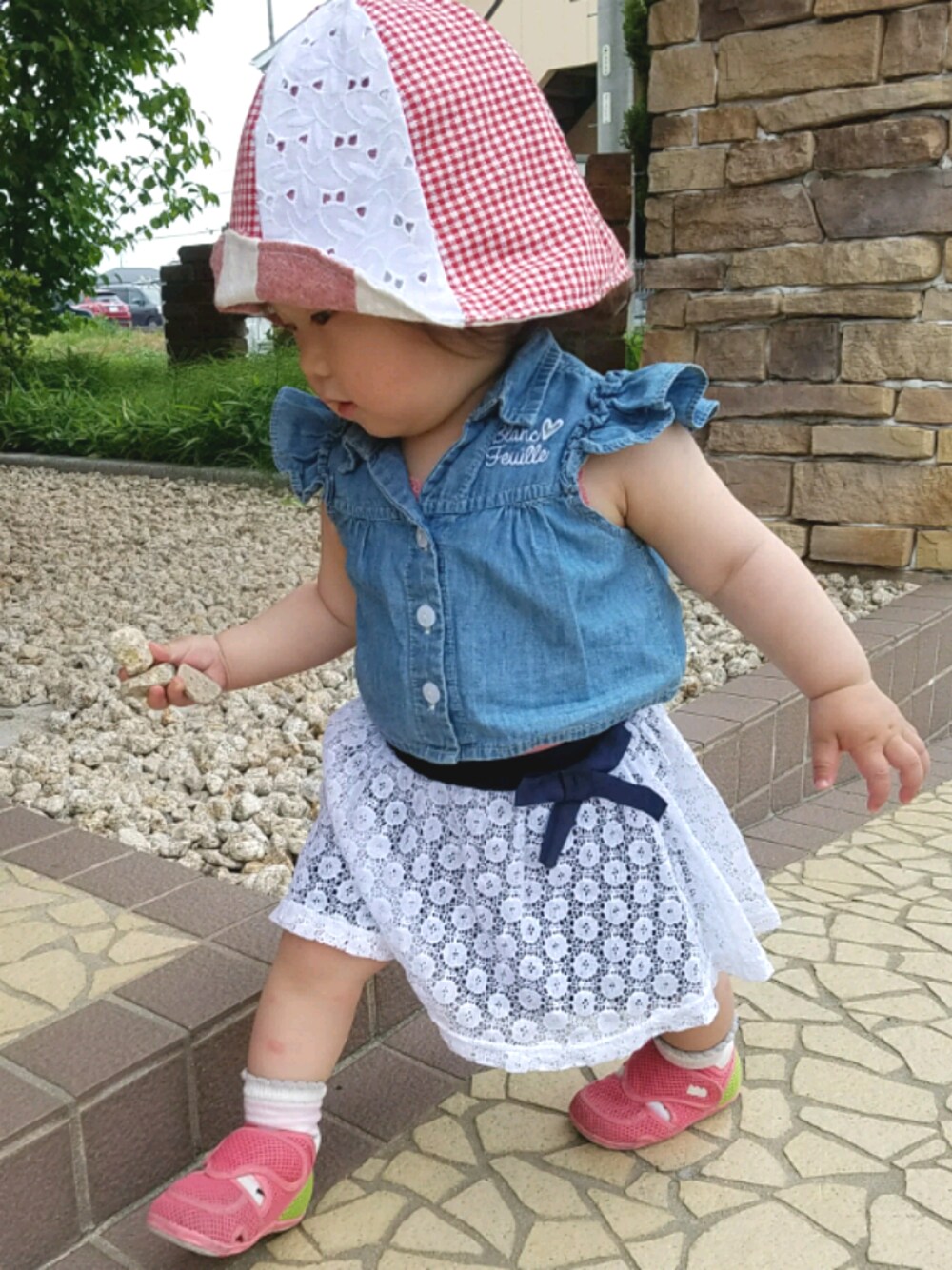 「キッズコーデ、スカート、レース、女の子、1歳、虫刺され」｜「西松屋のアイテム（シャツ/ブラウス、ブルー系）」を使った、rin-jumpさん（キッズ・80cm）の春コーディネートの1枚目の写真