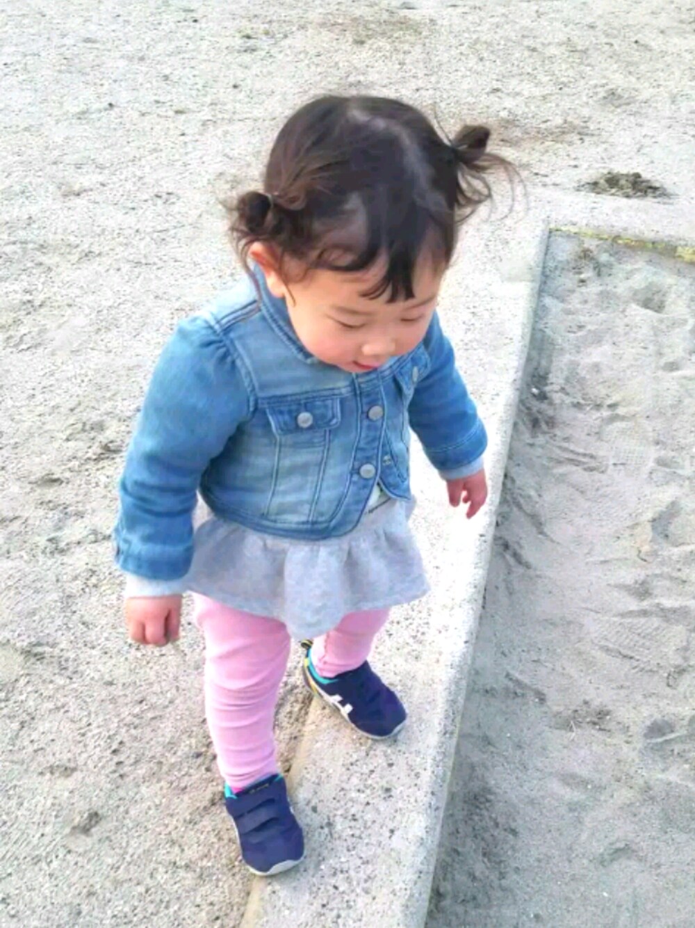 「GAP、babygap、春コーデ、ピンク、公園、2歳、おんなのこ、キッズファッション」｜「babyGAPのアイテム（デニムジャケット、ブルー系）」を使った、rin-jumpさん（キッズ・90cm）の春コーディネートの1枚目の写真