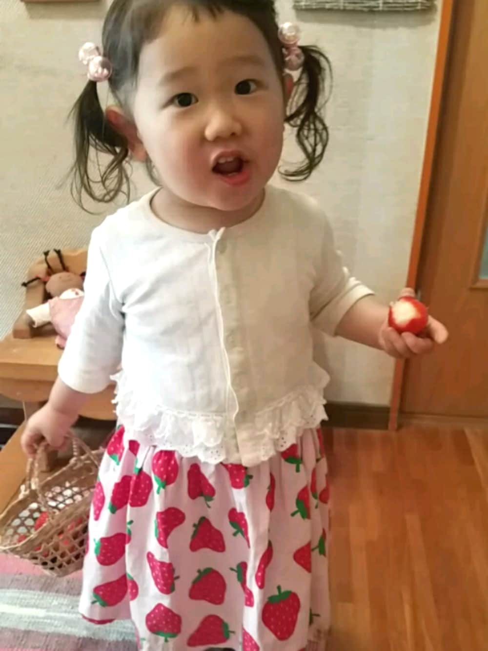 「いちご、ワンピースからスカートへ、リメイク、おんなのこ、2歳」｜「kids zooのアイテム（Tシャツ/カットソー、ホワイト系）」を使った、rin-jumpさん（キッズ・90cm）の春コーディネートの1枚目の写真