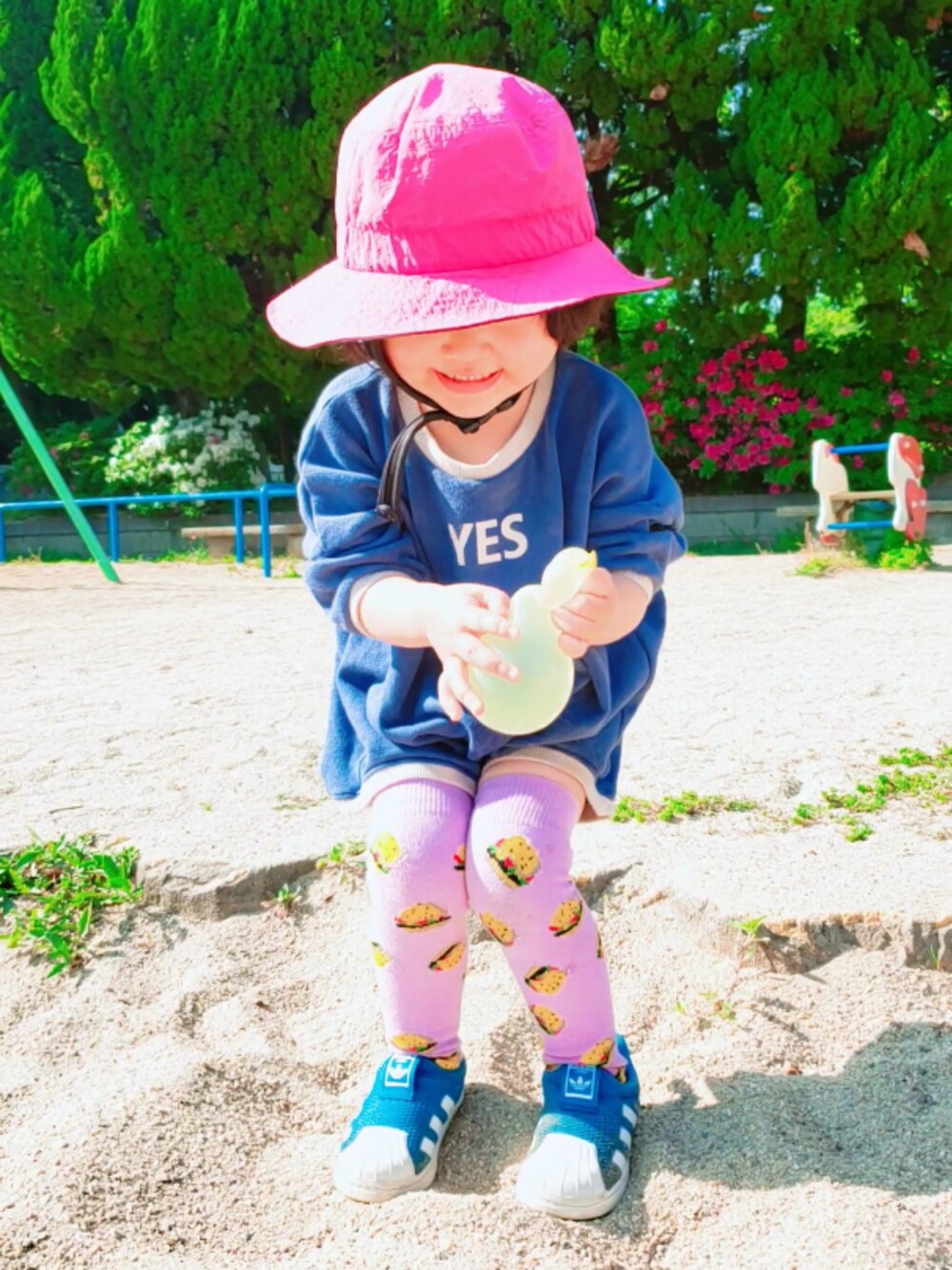「公園、YES、ロンパース、靴下、ニーハイソックス、スーパースター、キッズファッション、キッズコーデ」｜「adidasのアイテム（スニーカー、ブルー系）」を使った、ARUさん（キッズ・90cm）の春コーディネートの1枚目の写真