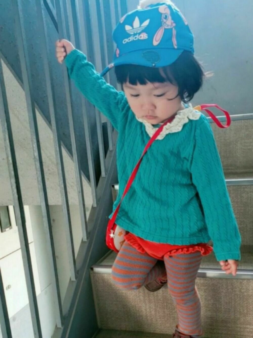 「おさんぽ、グリーン×オレンジ、アディダス、ターコイズブルー、グリーン、Branshes、キャップ、uu」｜「piupiuchickのアイテム（パンツ、オレンジ系）」を使った、ARUさん（キッズ・90cm）の春コーディネートの1枚目の写真