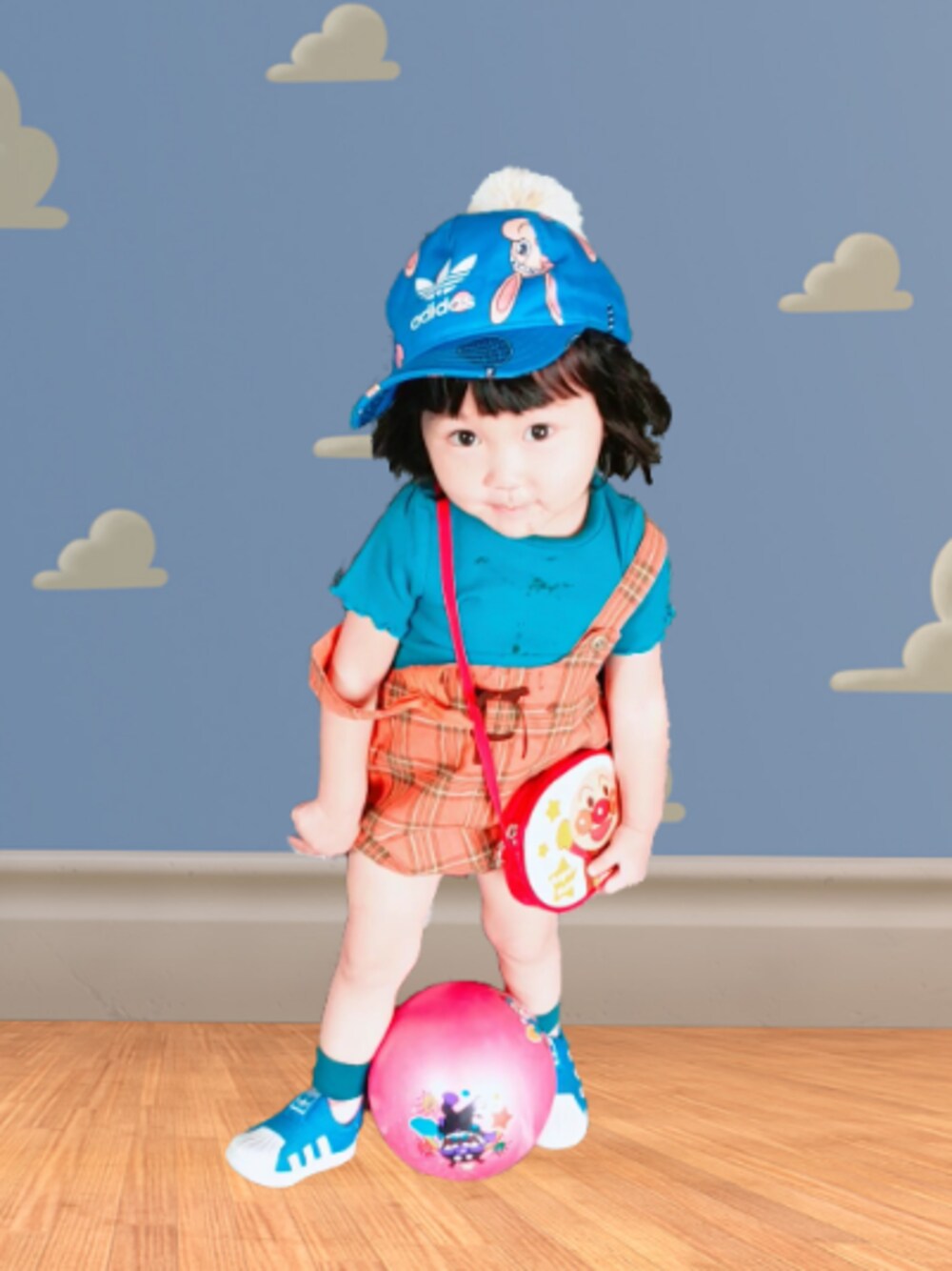 「ターコイズブルー、オレンジ、サロペット、スリッポン、キャップ、チェック、minirodini、adidas、スーパースター」｜「BRANSHESのテレコ半袖シャツ（Tシャツ/カットソー、ブルー系）」を使った、ARUさん（キッズ・90cm）の夏コーディネートの1枚目の写真