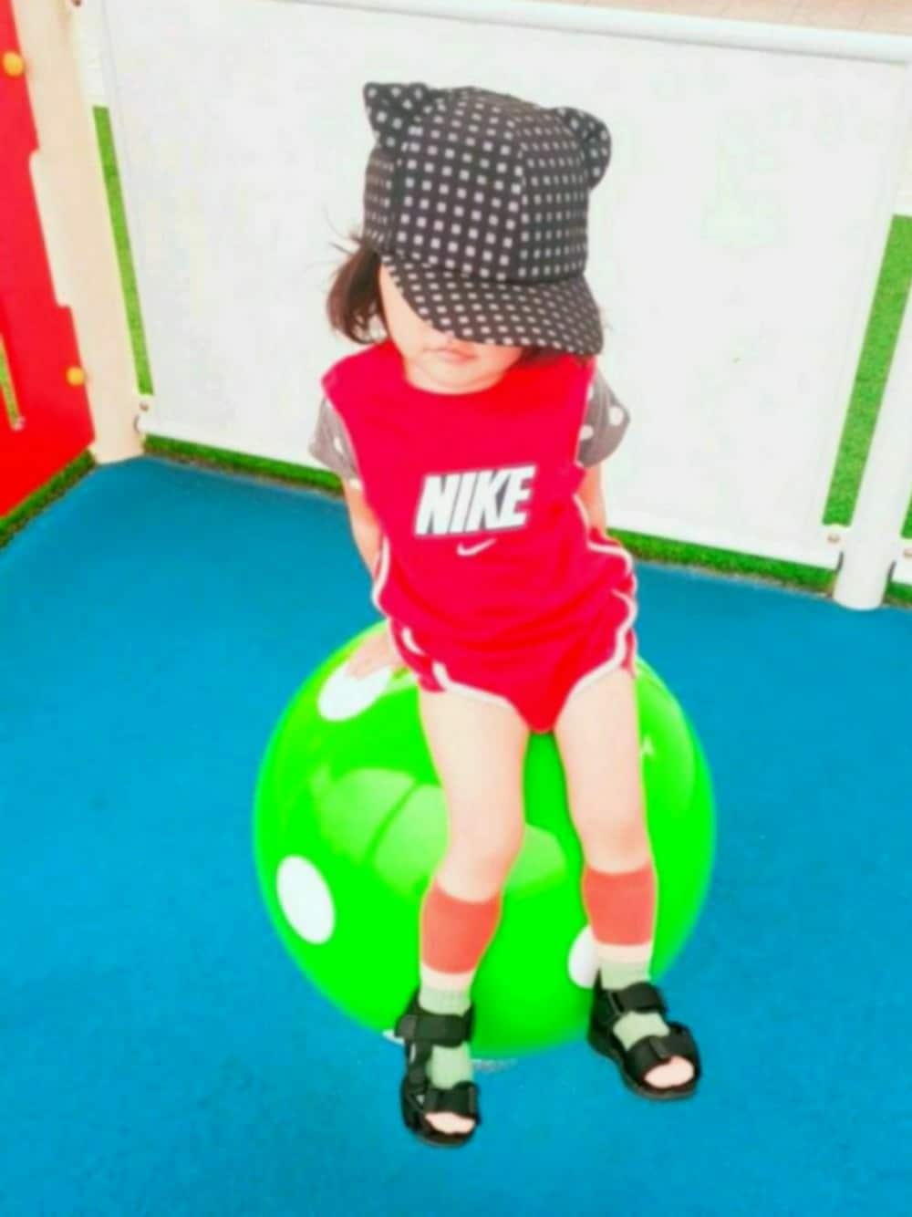 「カジュアルコーデ、スポーツミックス、スポーツサンダル、NIKE、minau、靴下 × サンダル、猫耳、ロンパース、サンダル」｜「NIKEのアイテム（ロンパース、レッド系）」を使った、ARUさん（キッズ・90cm）の夏コーディネートの1枚目の写真
