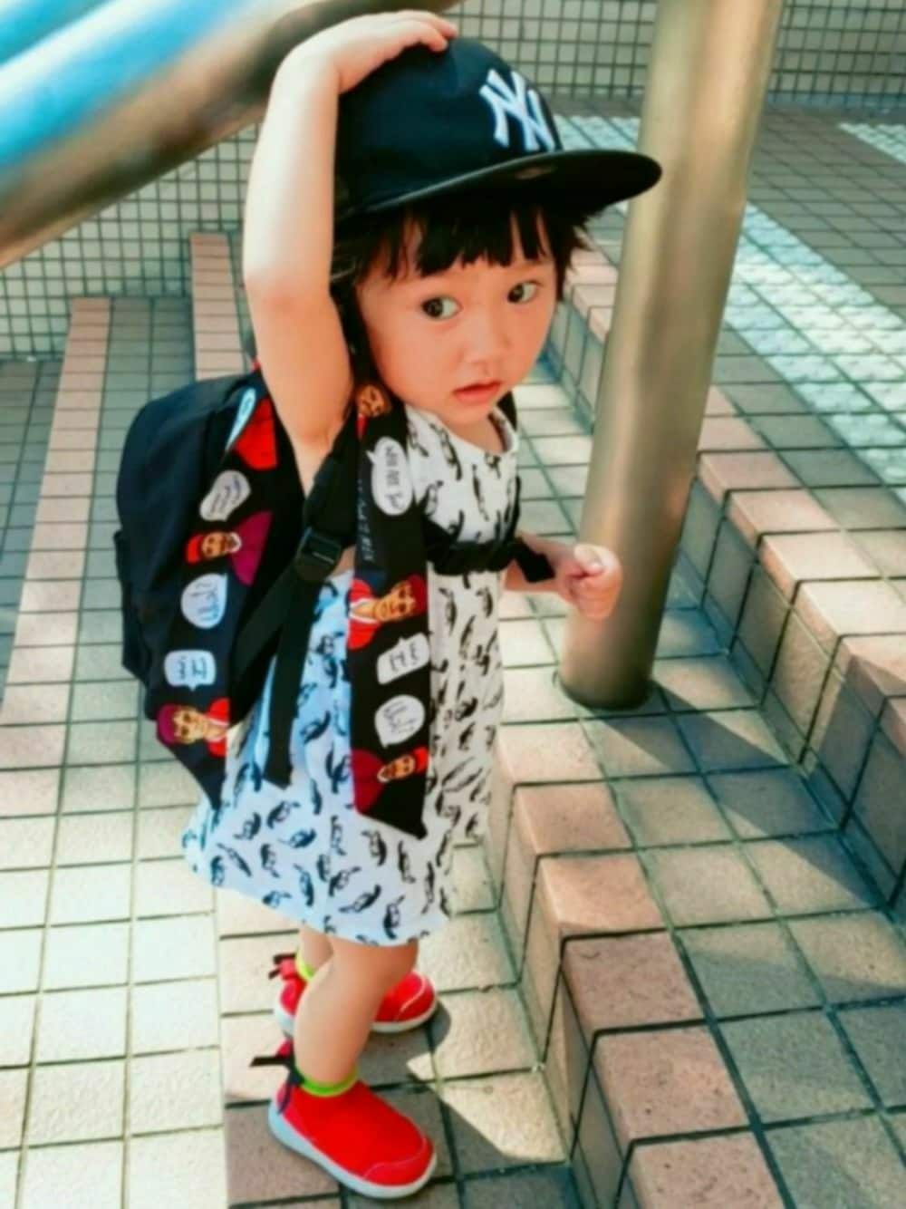 「ホルターネック、オールインワン、リュック、ソックススニーカー、ツイリー、キャップ、ニューエラ、babygap、ペンギン柄、ロンパース」｜「NEW ERAのCHILD 9TWENTY NEWYORK YANKEES キッズ ニューヨーク ヤンキース 12326080（キャップ、ブラック系）」を使った、ARUさん（キッズ・90cm）の夏コーディネートの1枚目の写真