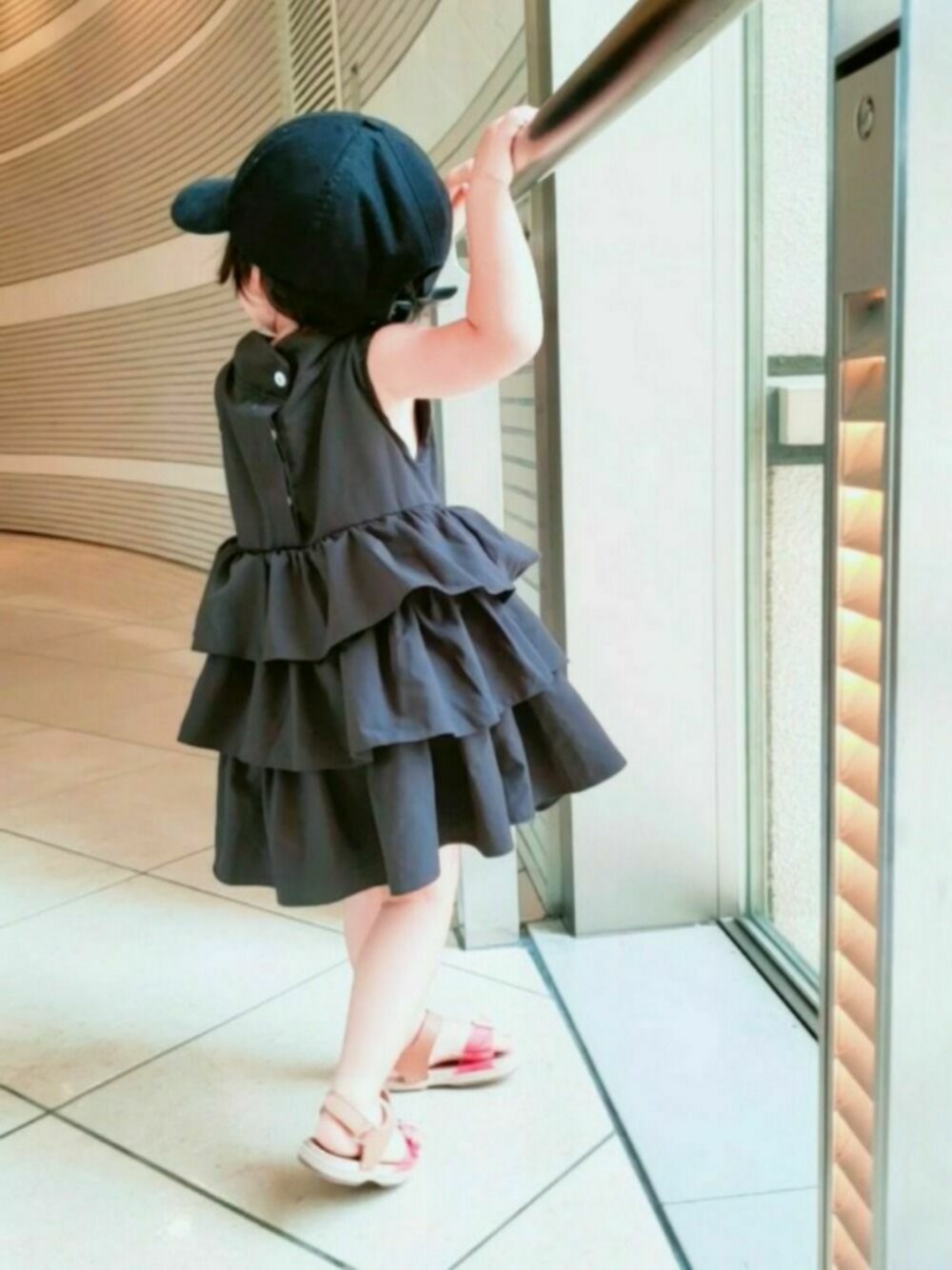 「ワンピース、キャップ、ブラックコーデ、フリルワンピース、おでかけ、サンダル、ZARA、ユニクロ、ハイネック、オールブラック」｜「no brandのアイテム（ワンピース、ブラック系）」を使った、ARUさん（キッズ・90cm）の秋コーディネートの1枚目の写真