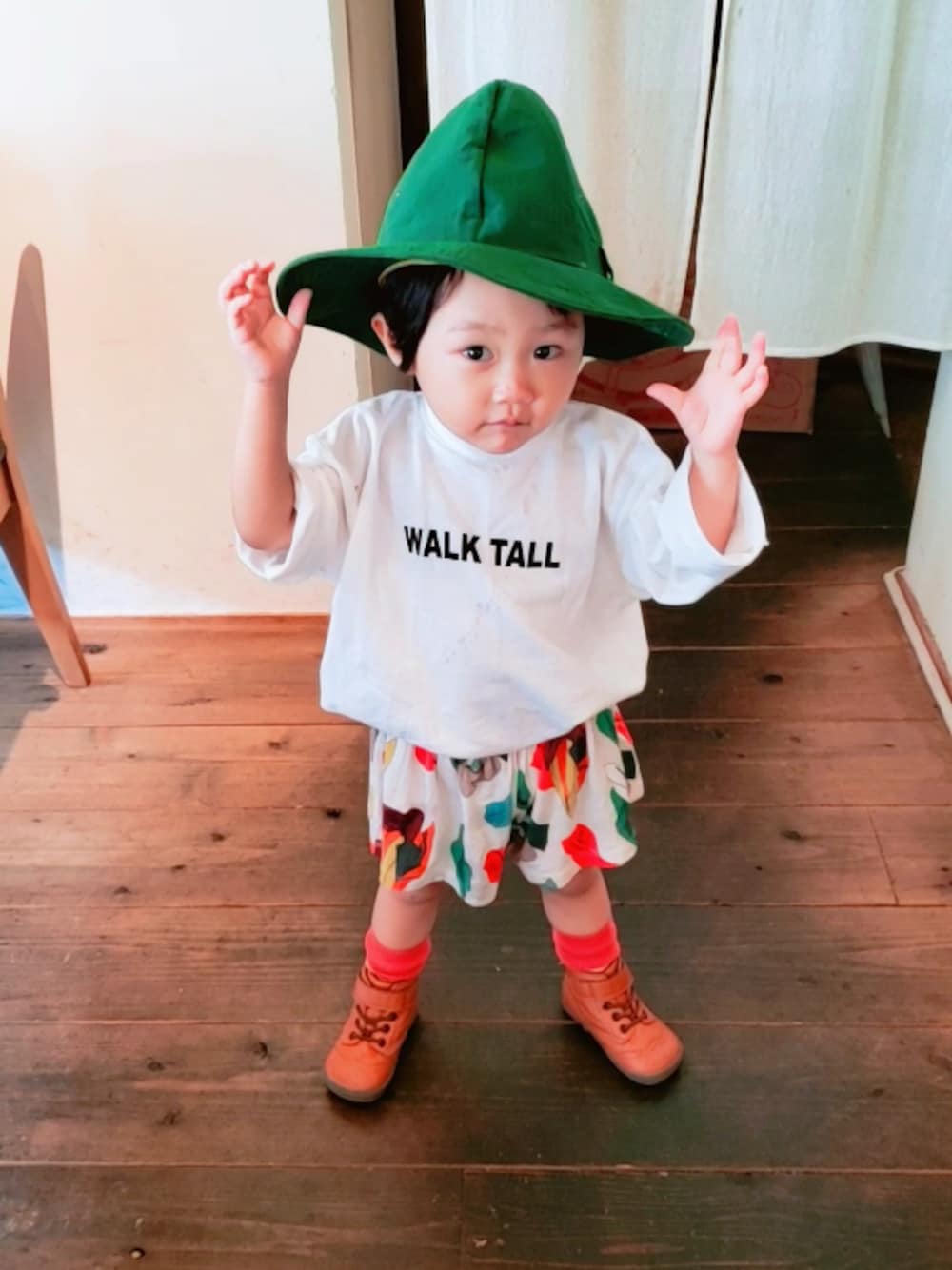 「ブラウン、ブーツ、gotoHollywood、Branshes、wolf&rita、Tシャツ、ハット、ハーフパンツ、白Tシャツ、ボタニカル柄」｜「GO TO HOLLYWOODのアイテム（帽子、グリーン系）」を使った、ARUさん（キッズ・90cm）の秋コーディネートの1枚目の写真