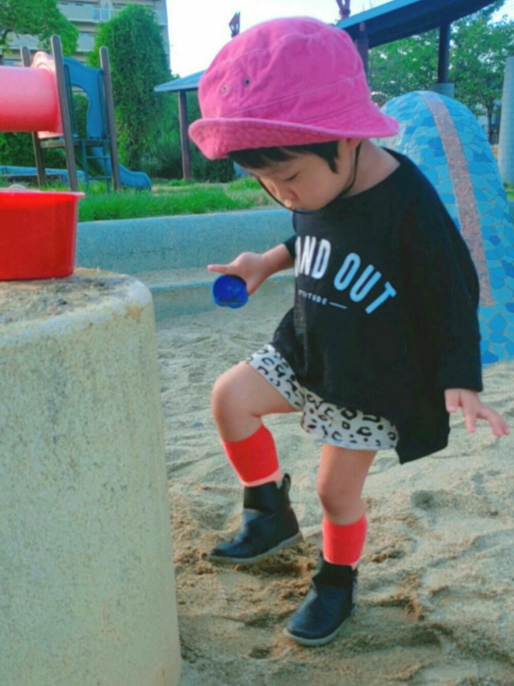 「韓国子供服、レオパード、ショートパンツ、ブーツ、コーデュロイ、公園、黒Tシャツ、帽子、エンジニアブーツ、ロンT」｜「babyGAPのアイテム（ハット、ピンク系）」を使った、ARUさん（キッズ・90cm）の秋コーディネートの1枚目の写真