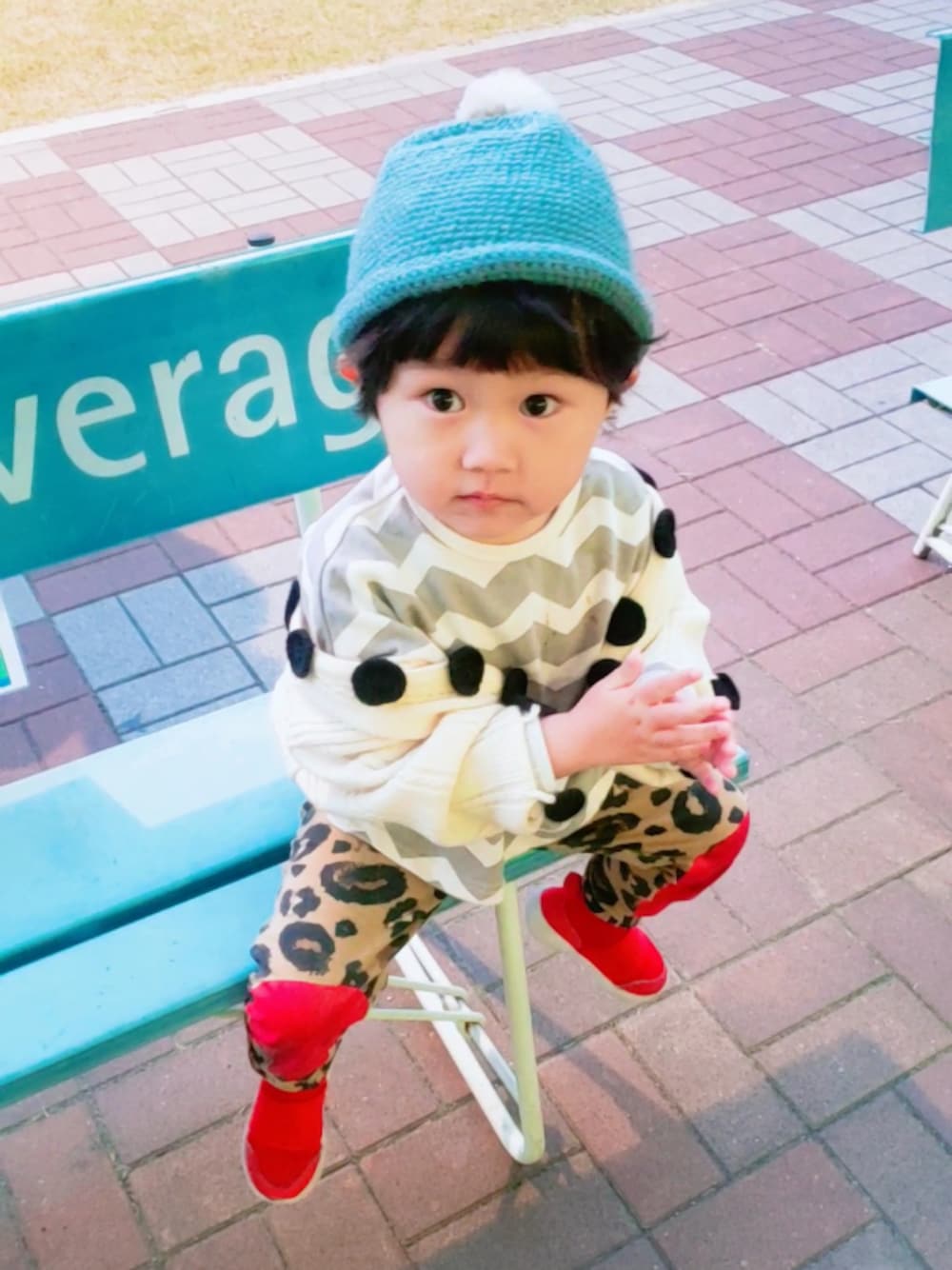「The BRAND、H&M、しまむら、ハンドメイド、ニット帽、カーディガン、レオパード、シェブロン柄、ドット、白ニット」｜「クーラクールのアイテム（カーディガン/ボレロ、ホワイト系）」を使った、ARUさん（キッズ・90cm）の冬コーディネートの1枚目の写真