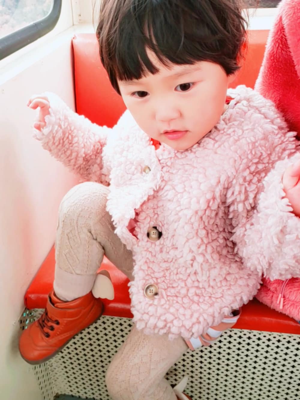 「ボアジャケット、モコモコアウター、ピンク、ブーツ」｜「しまむらのアイテム（ノーカラージャケット、ピンク系）」を使った、ARUさん（キッズ・90cm）の冬コーディネートの1枚目の写真