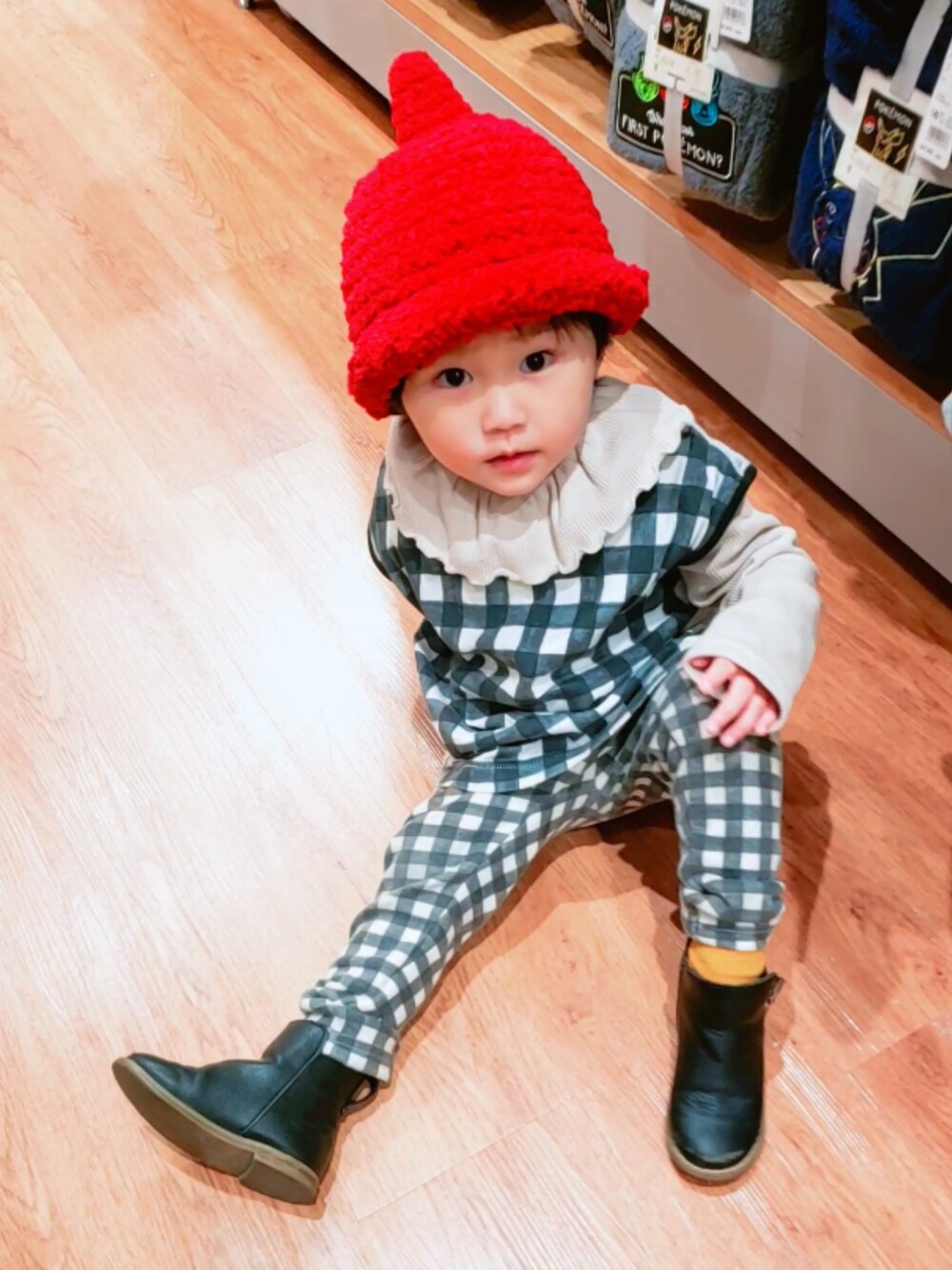 「トンガリ帽子、ニット帽、チェック、ブロックチェック、ピエロ襟、ブーツ」｜「babyGAPのアイテム（ブーツ、ブラック系）」を使った、ARUさん（キッズ・90cm）の冬コーディネートの1枚目の写真