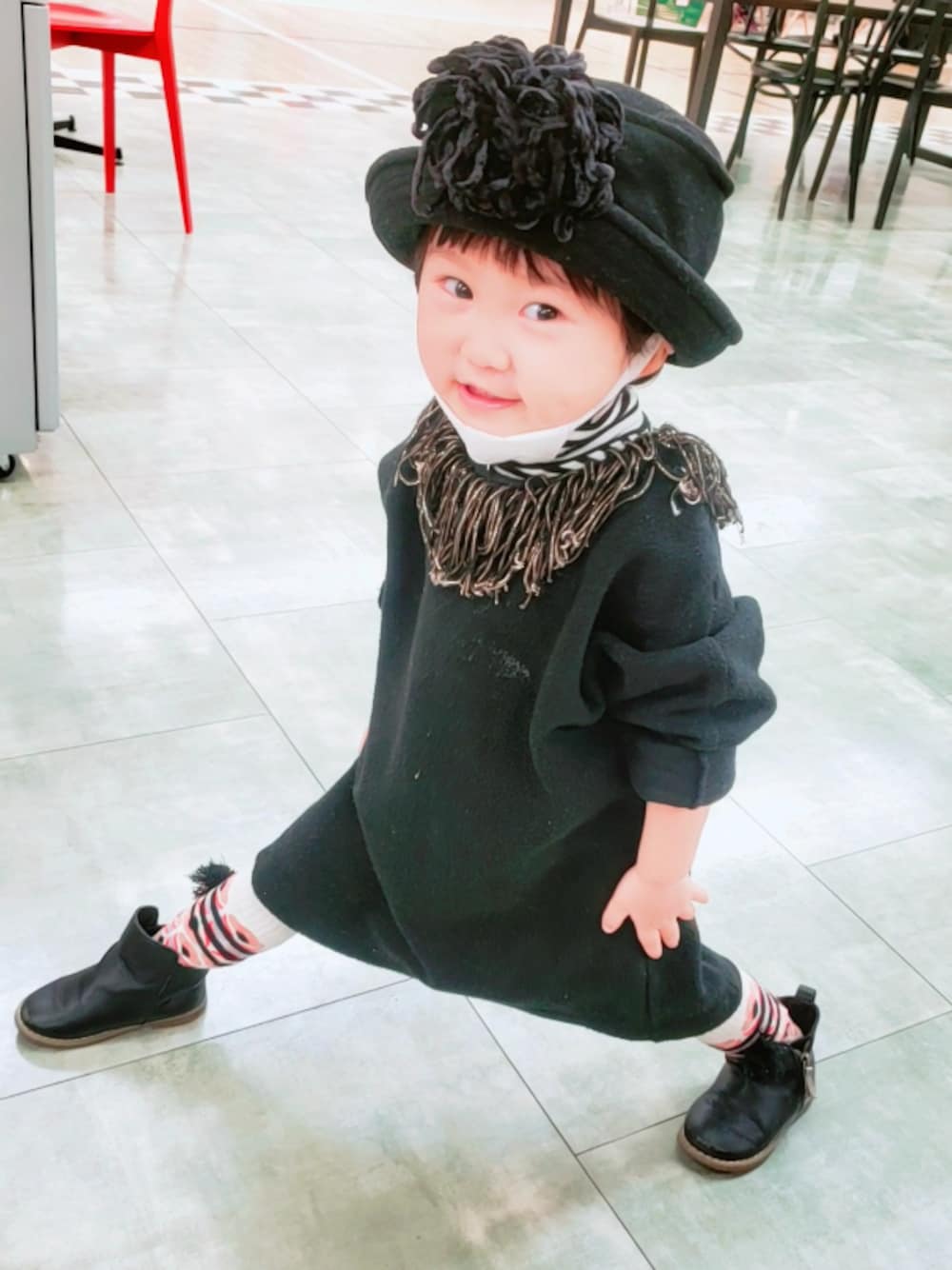 「ワンピース、ブラックコーデ、ハット、ブーツ、韓国子供服、wolf&rita、フリンジワンピース、ヒートテック」｜「Handmadeのアイテム（ハット、ブラック系）」を使った、ARUさん（キッズ・90cm）の冬コーディネートの1枚目の写真