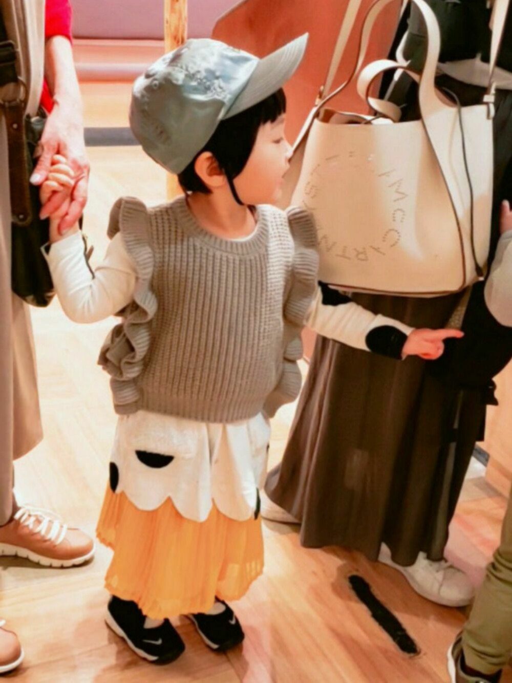 「ワンピース、ロングスカート、キャップ、ニットベスト、エアリフト、ＮＩＫＥ、しまむら、ベスト、ゆるコーデ、プリーツスカート」｜「Moujonjonのアイテム（ワンピース、ホワイト系）」を使った、ARUさん（キッズ・90cm）の春コーディネートの1枚目の写真