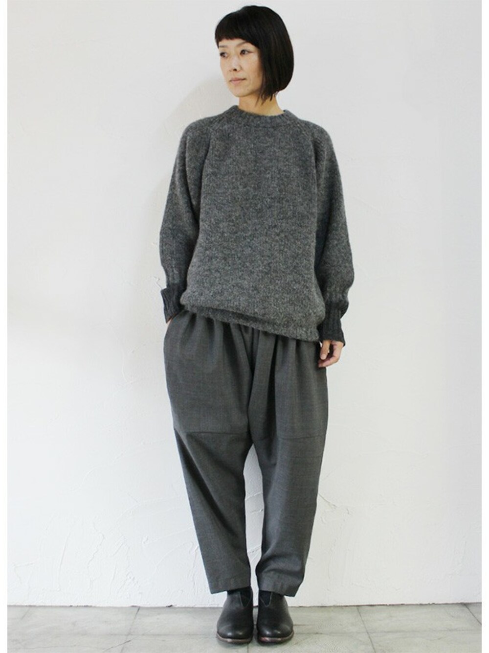 「ホームスパン、グレーのパンツ、グレーコーデ、homspun、グレーのニット、アルパカニット」｜「homspunの**再入荷** homspun ホームスパン　アルパカウールクルーネックプルオーバー　♯グレーｘチャコールグレー　【送料無料】（ニット/セーター、その他）」を使った、SuKiMaさん（レディース・161cm）の秋コーディネートの1枚目の写真